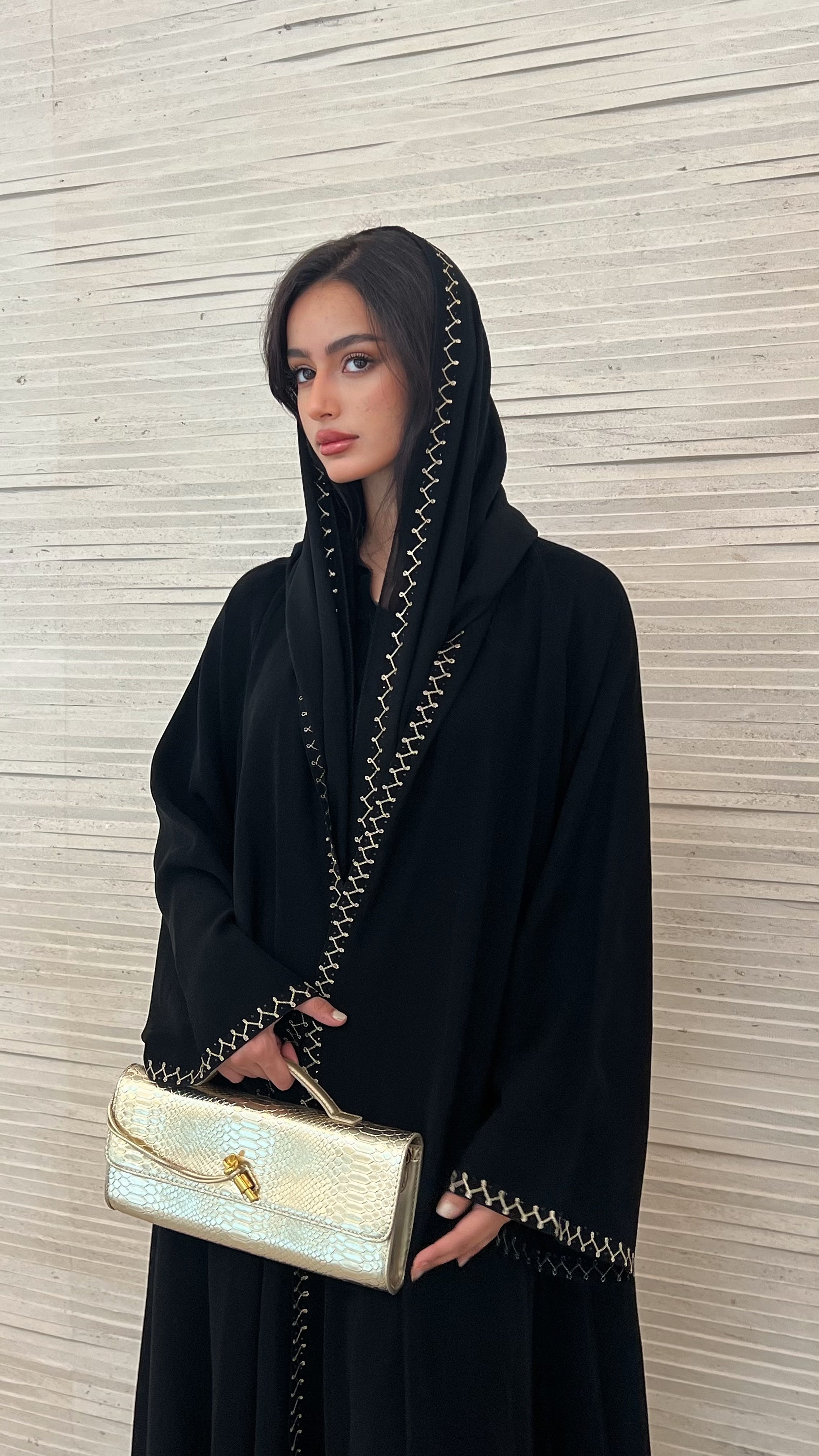 MW1267 - عباية سوداء دبل كلوش بتطريز ابيض في اطراف العباية والطرحة - Aya