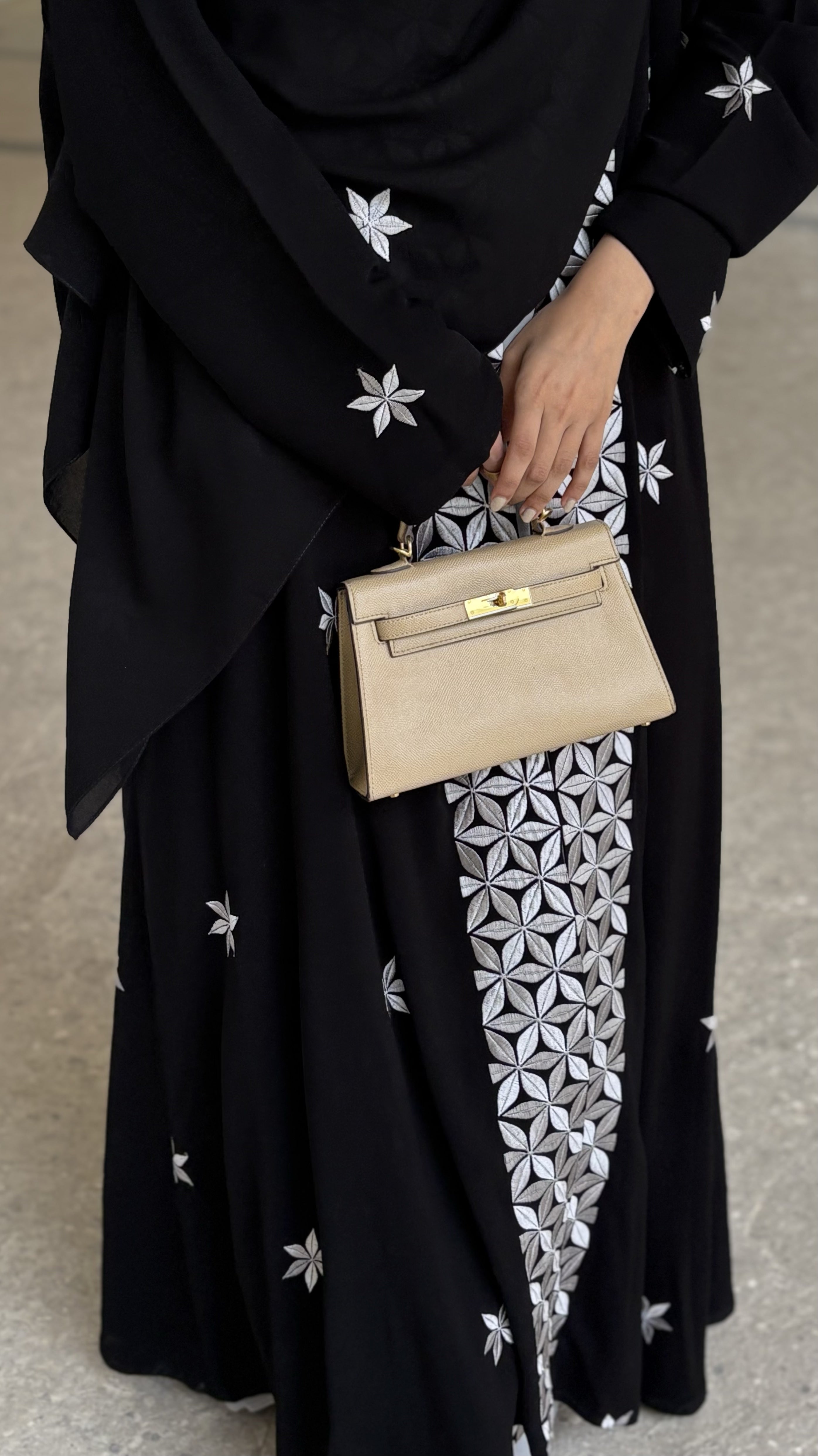 MW1268 - عباية سوداء بتطريز ورود أبيض في العباية والطرحة - Aya