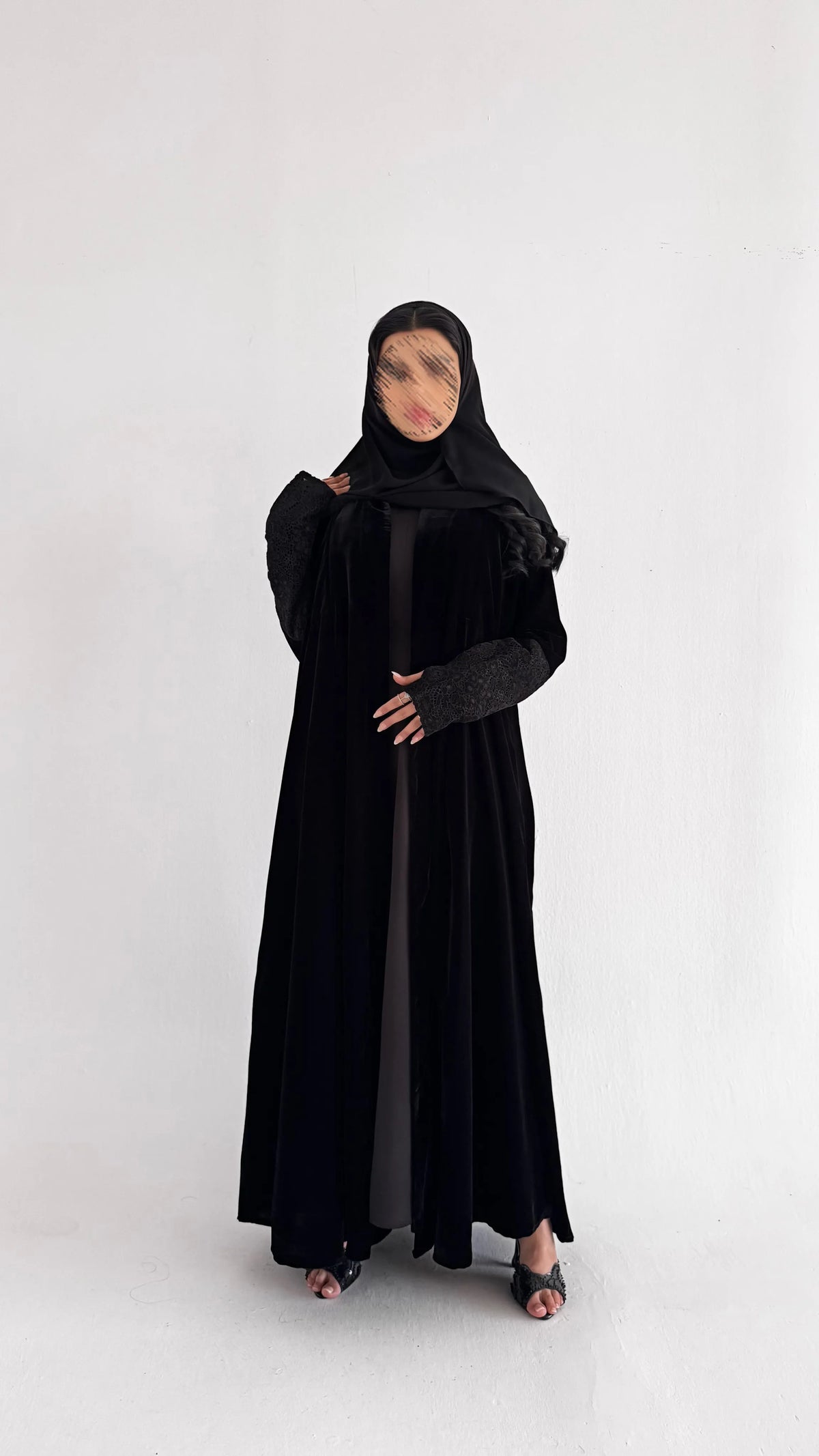 MWT3001 - عباية مخمل أسود بدانتيل بالظهر والاكمام - Aya