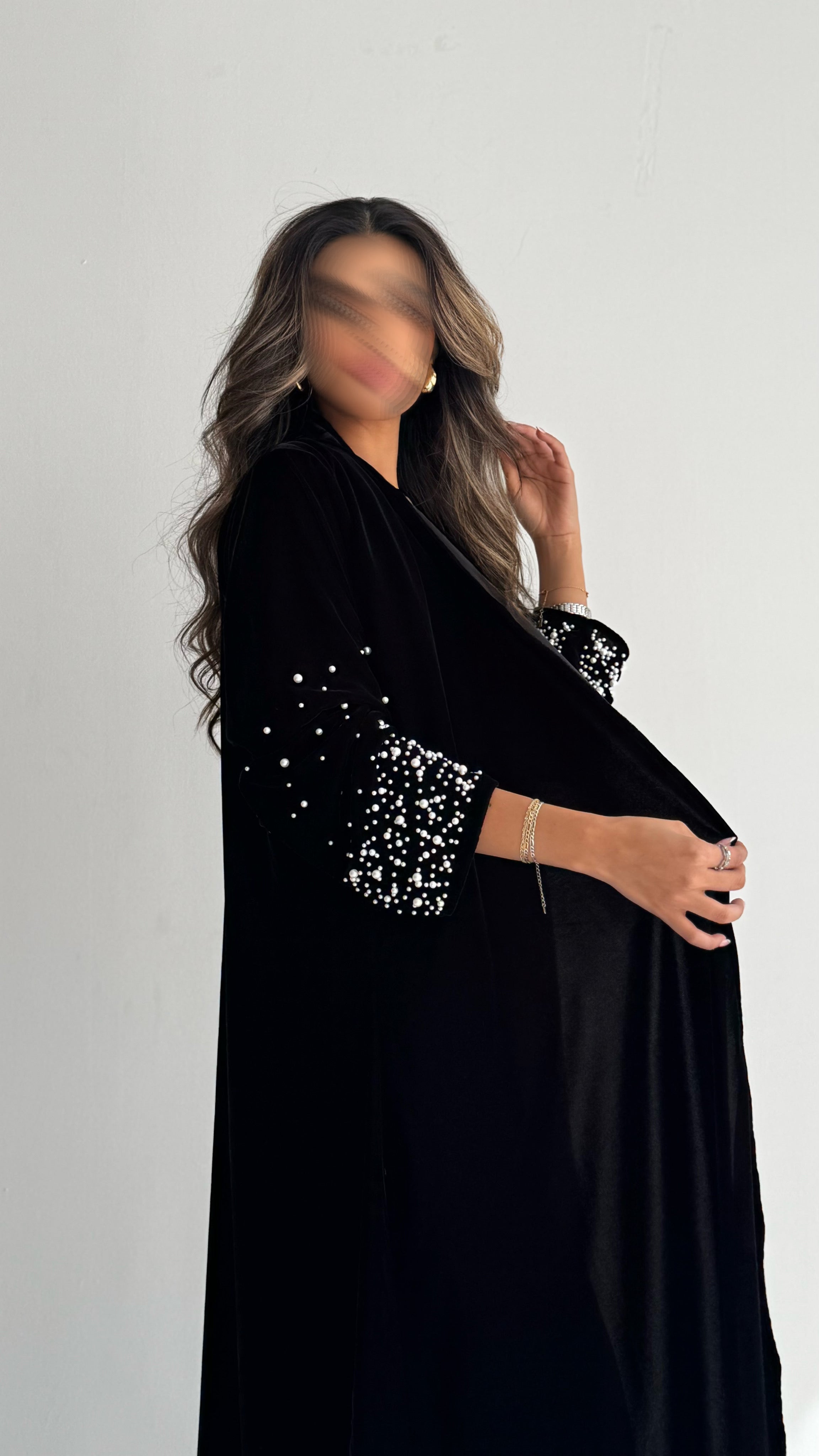 MWT698 - عباية مخمل مع لؤلؤ بالاكمام