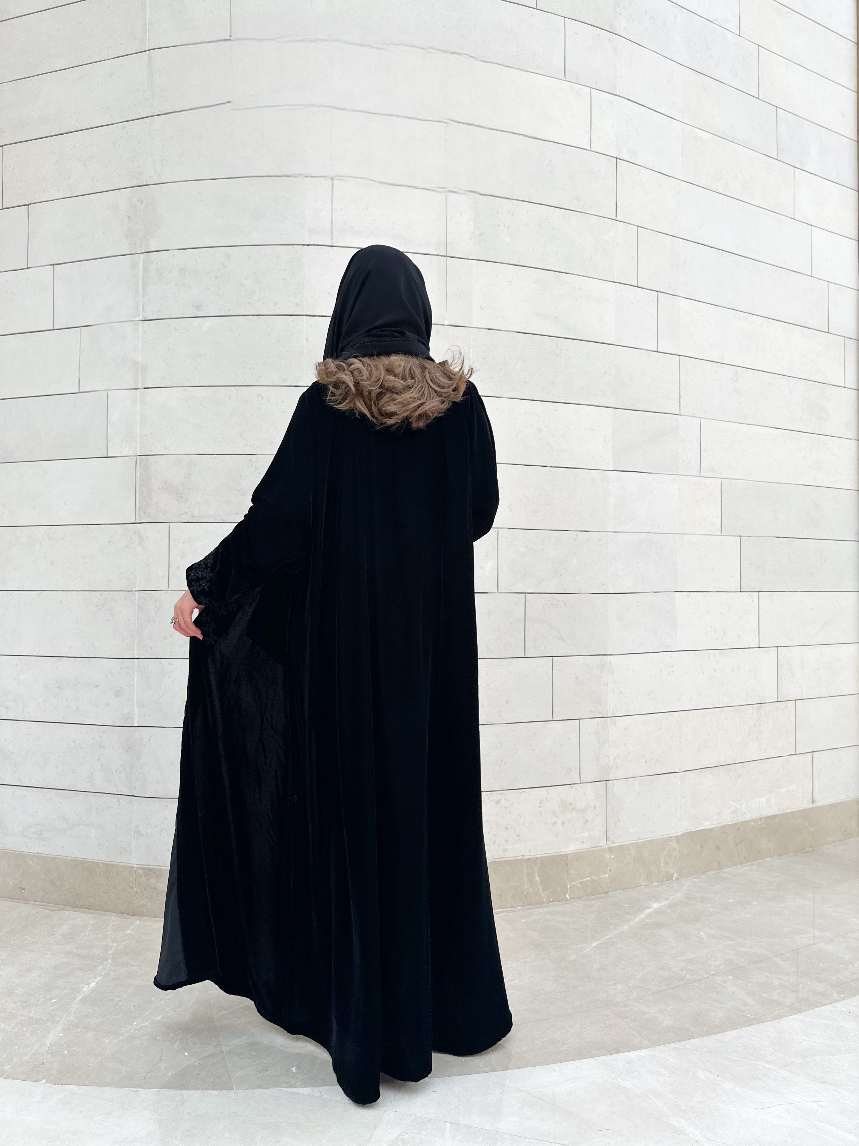 MWT727 - عباية مخمل بتطريز أسود - Aya