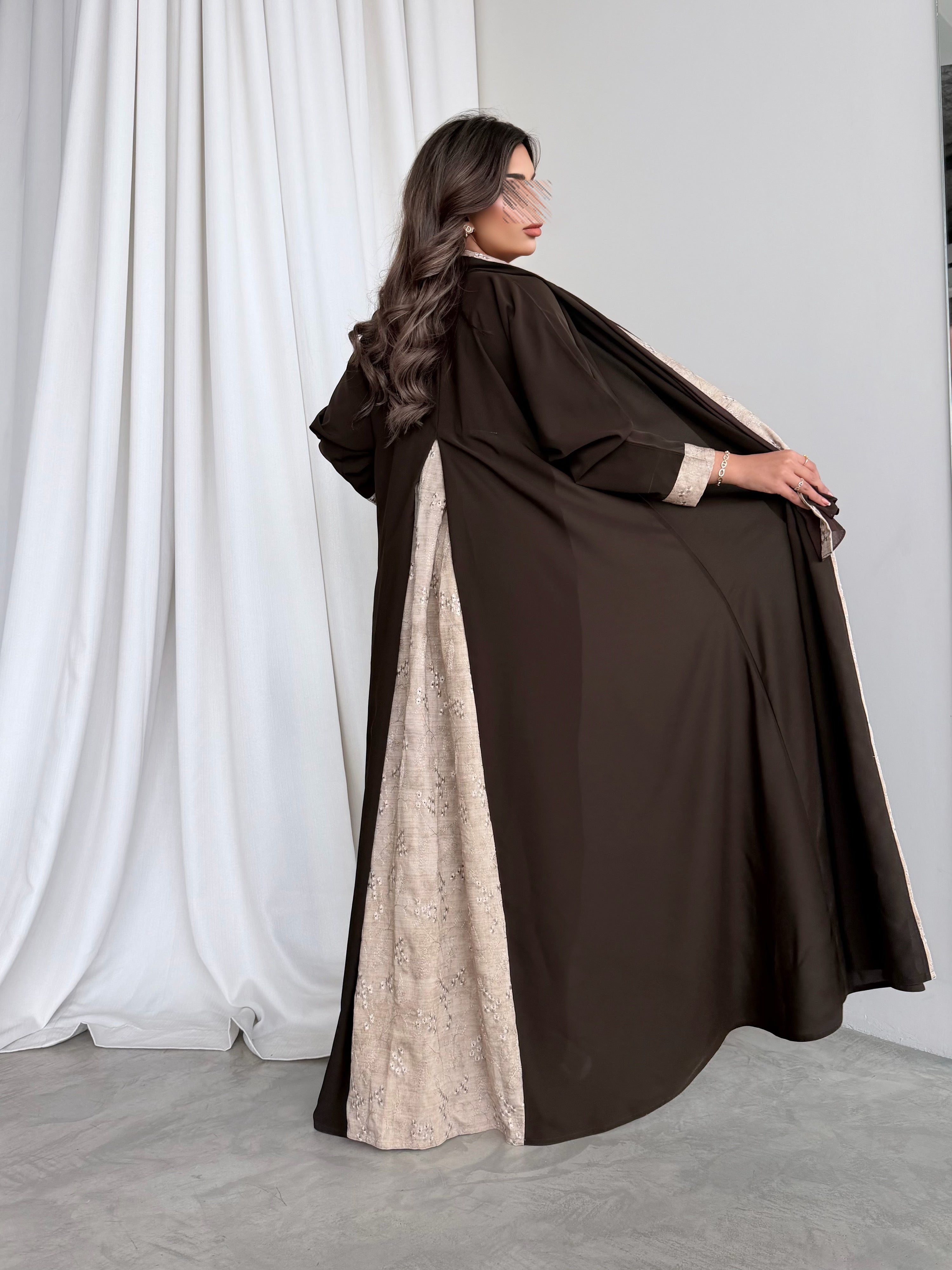 MWT778 - عباية كريب مع تدخيلة لنن - Aya