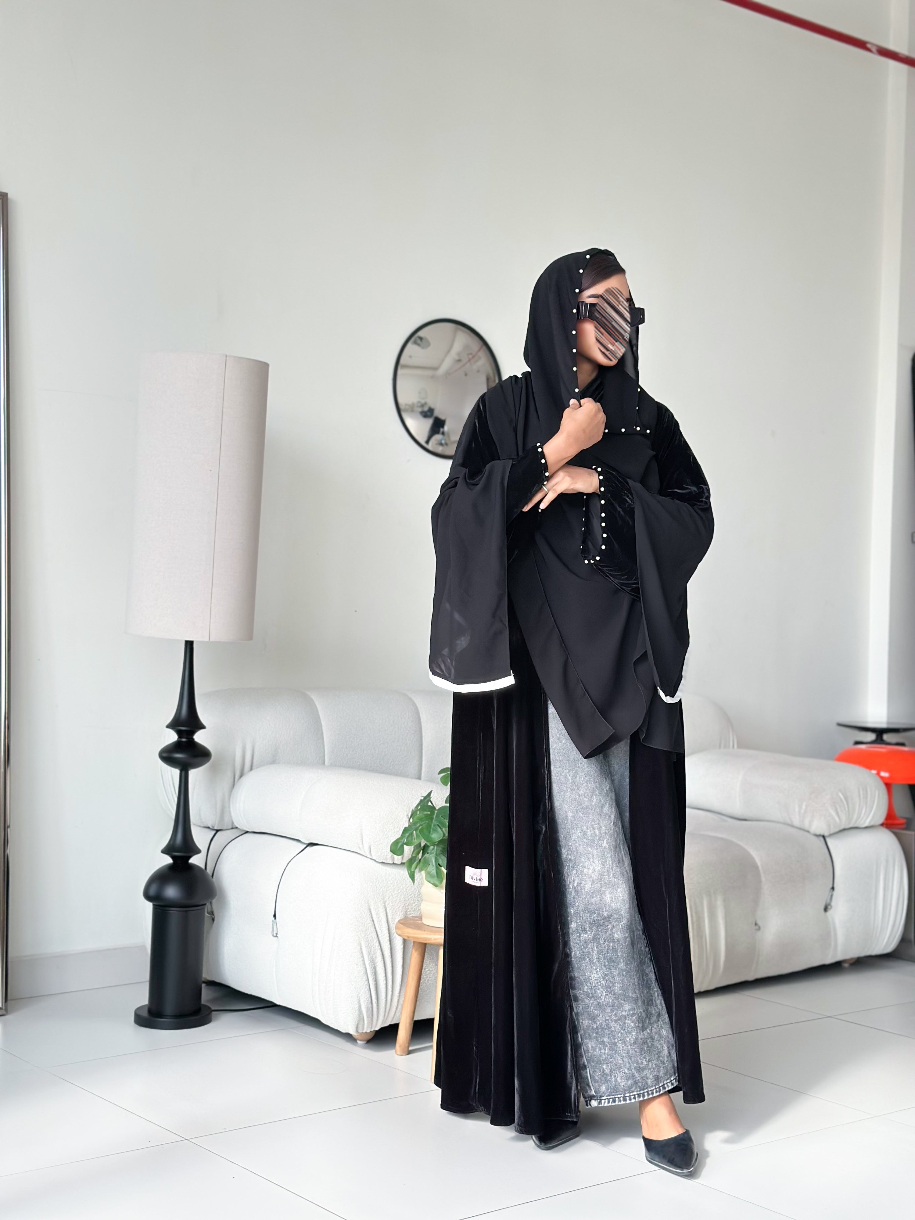 MWT690 - عباية مخمل اسود مع لؤلؤ
