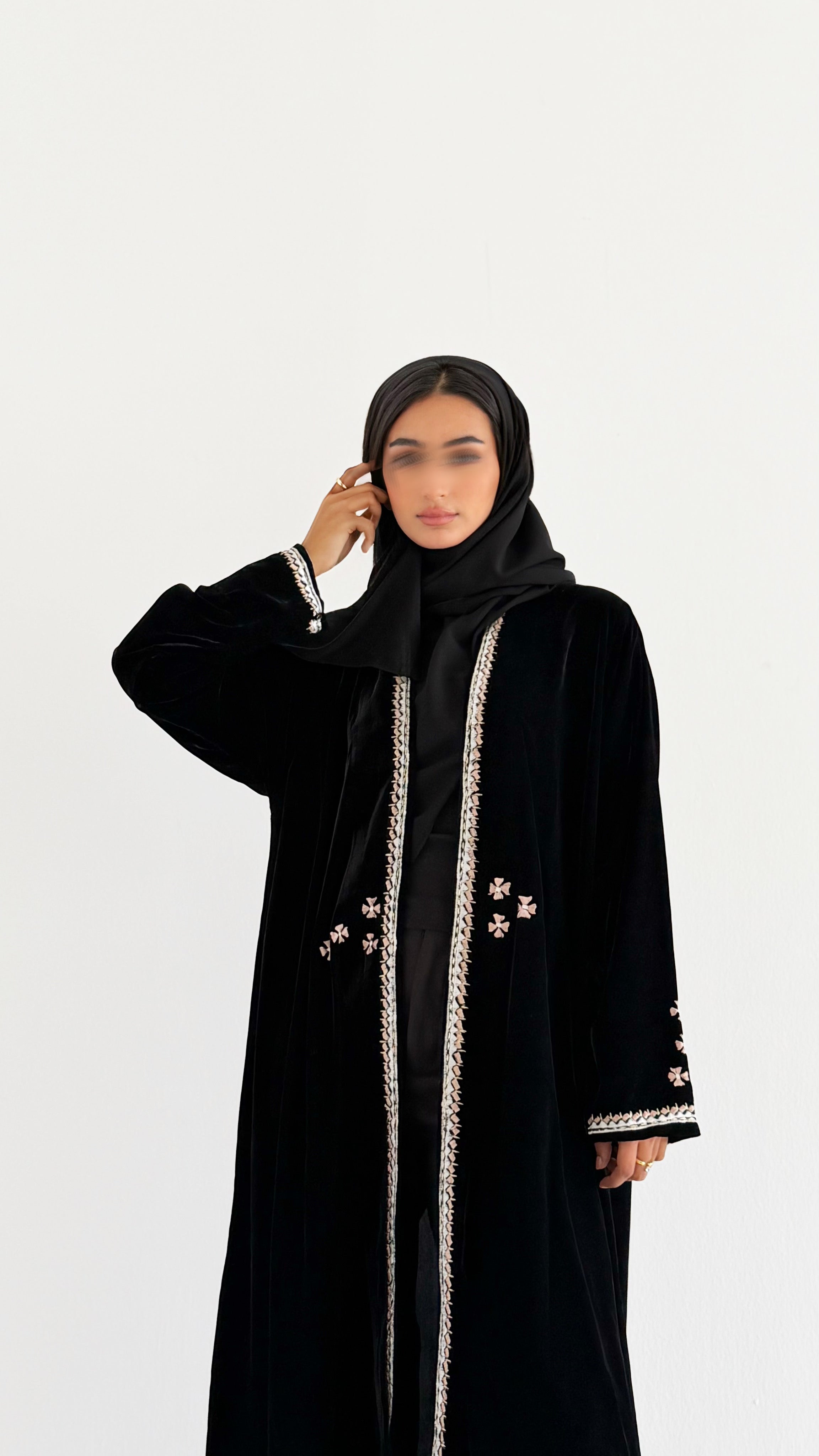 MWT655 - عباية تطريز مخمل اسود