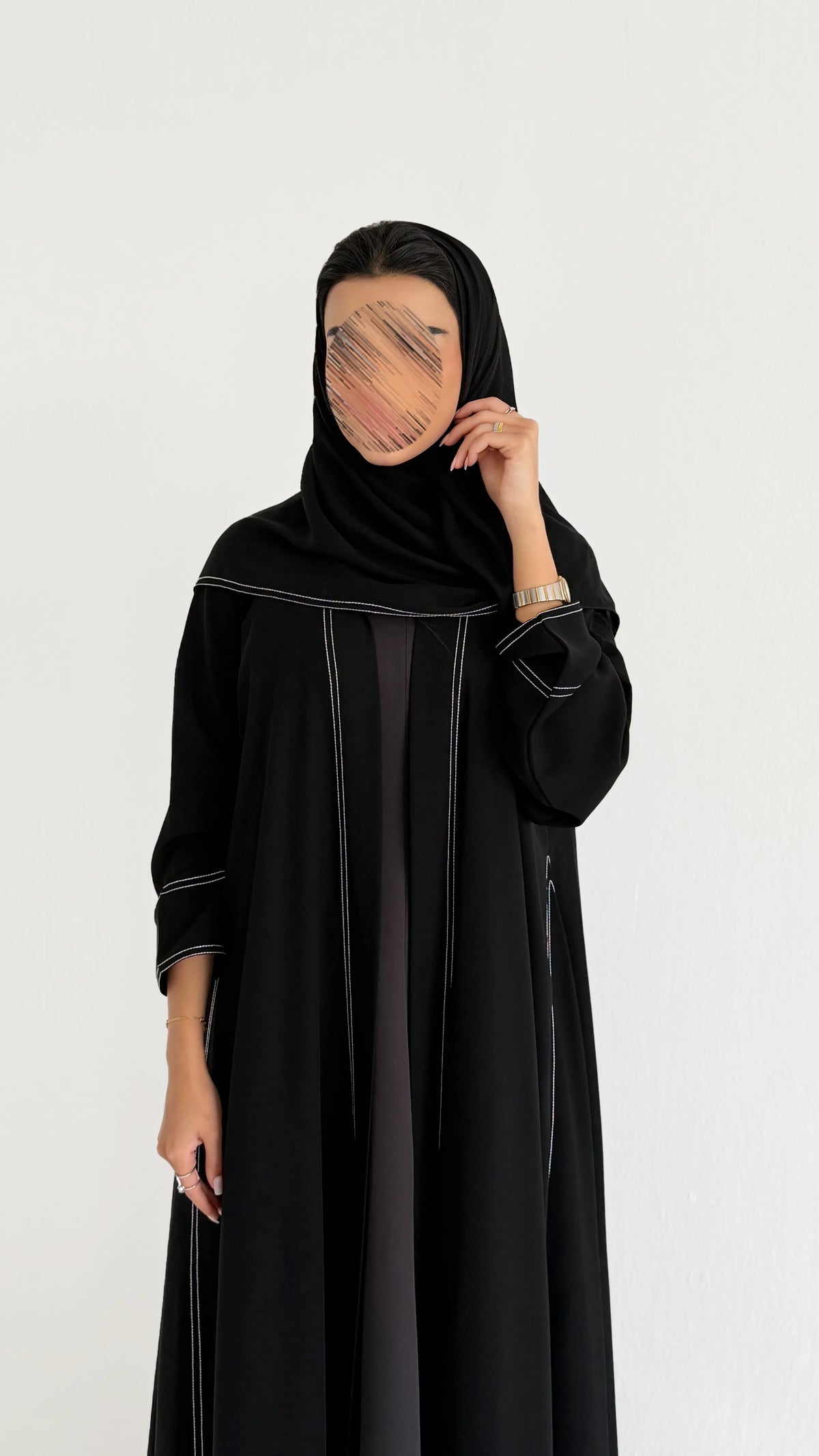 MW422 - عباية سوداء مطرزة خطوط