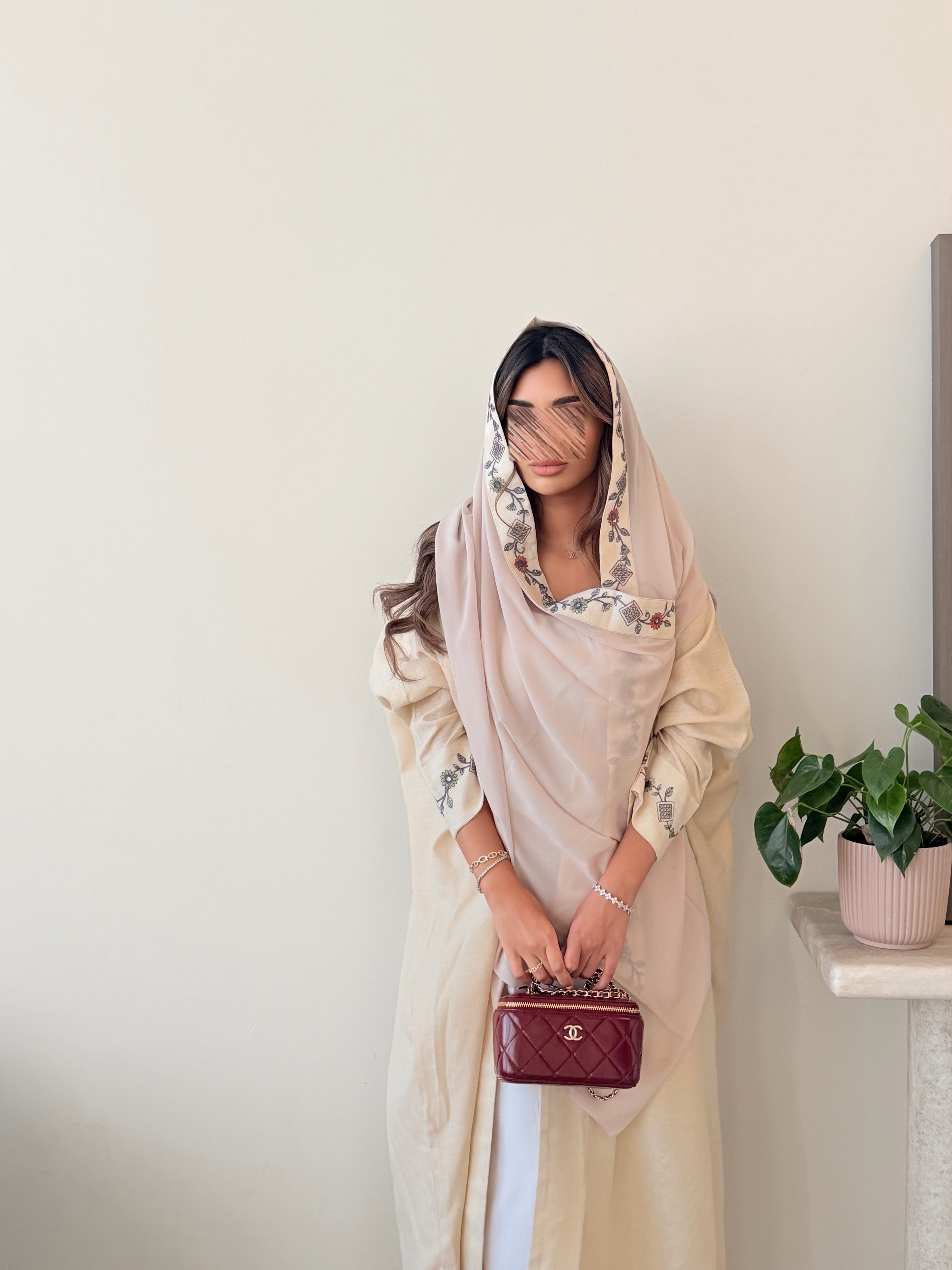 MWT5027 - لينن بيج قصة نص بشت مع قماش مطرز بالأكمام والأمام - Aya