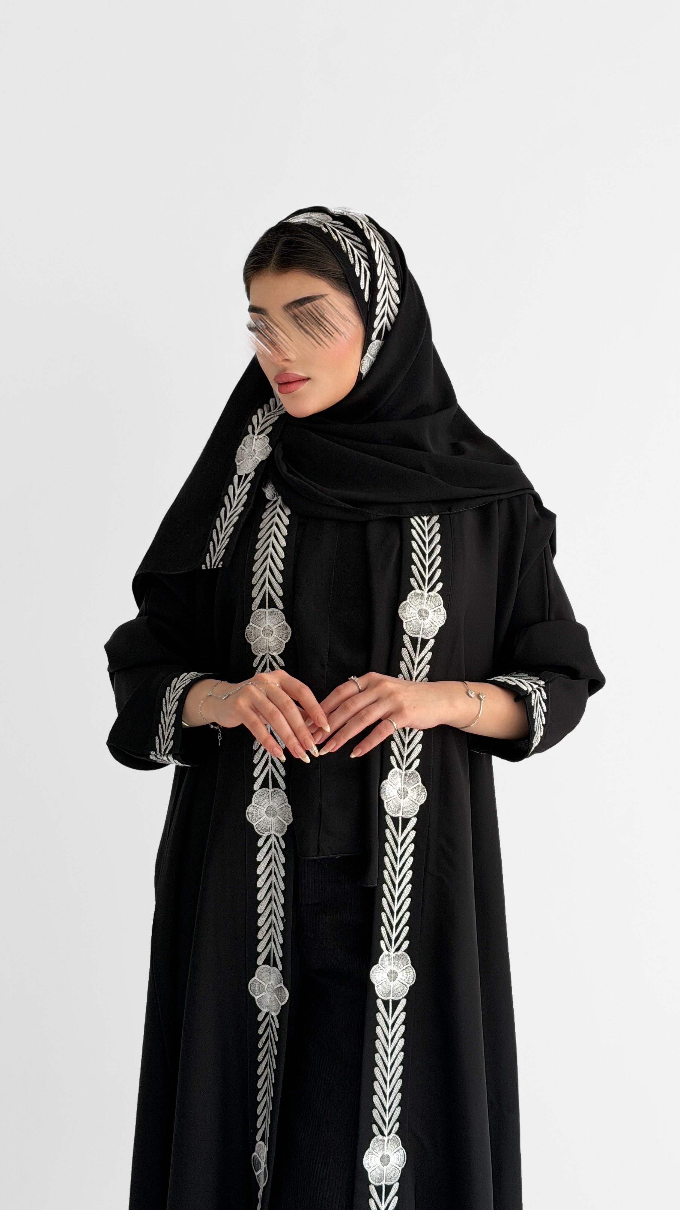 MWT1042 - عبايه بتطريز ابيض من الامام - Aya