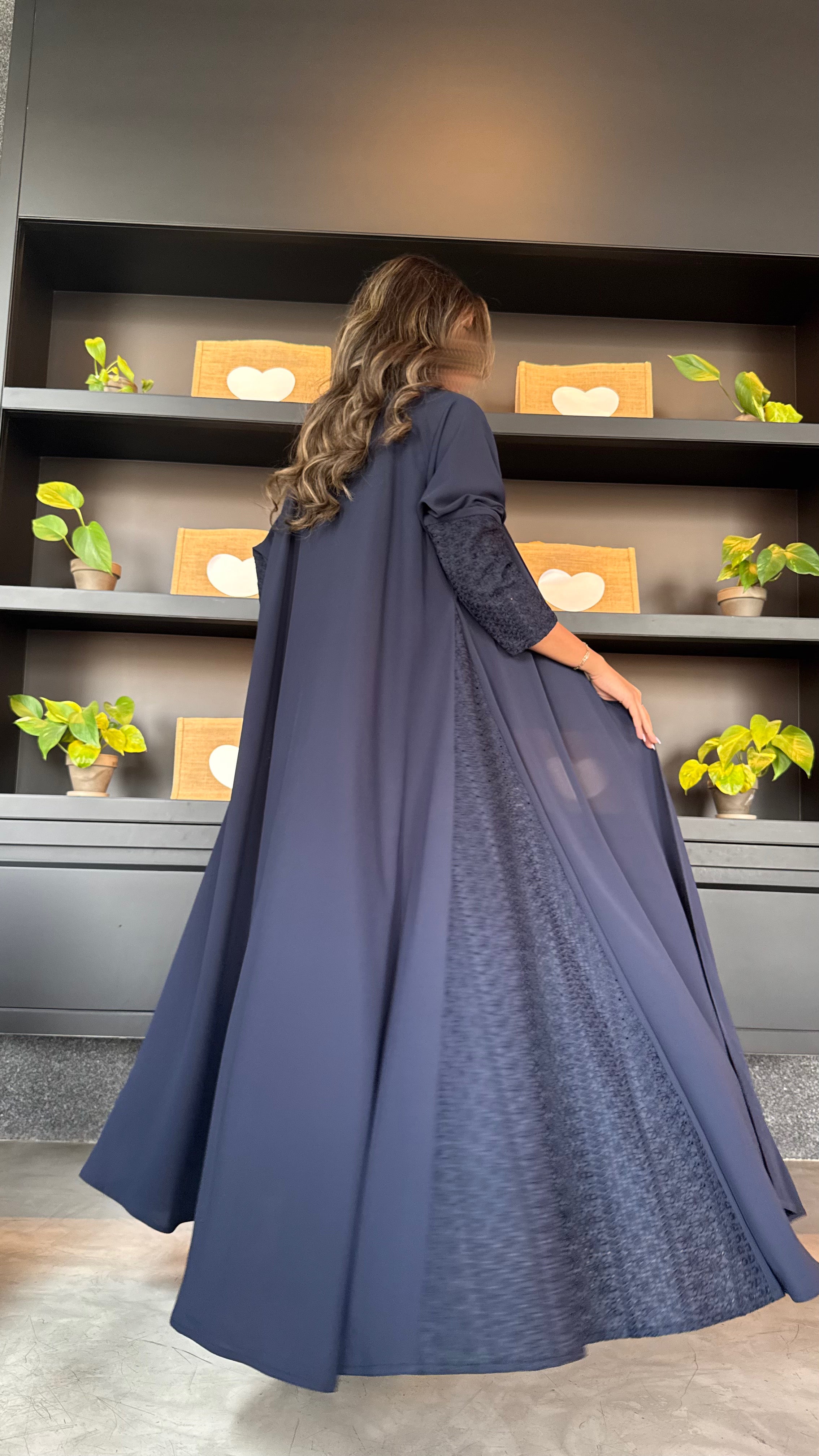 MWT405 - عباية كريب كحلي مع تدخليه روكامه كحلية - Aya