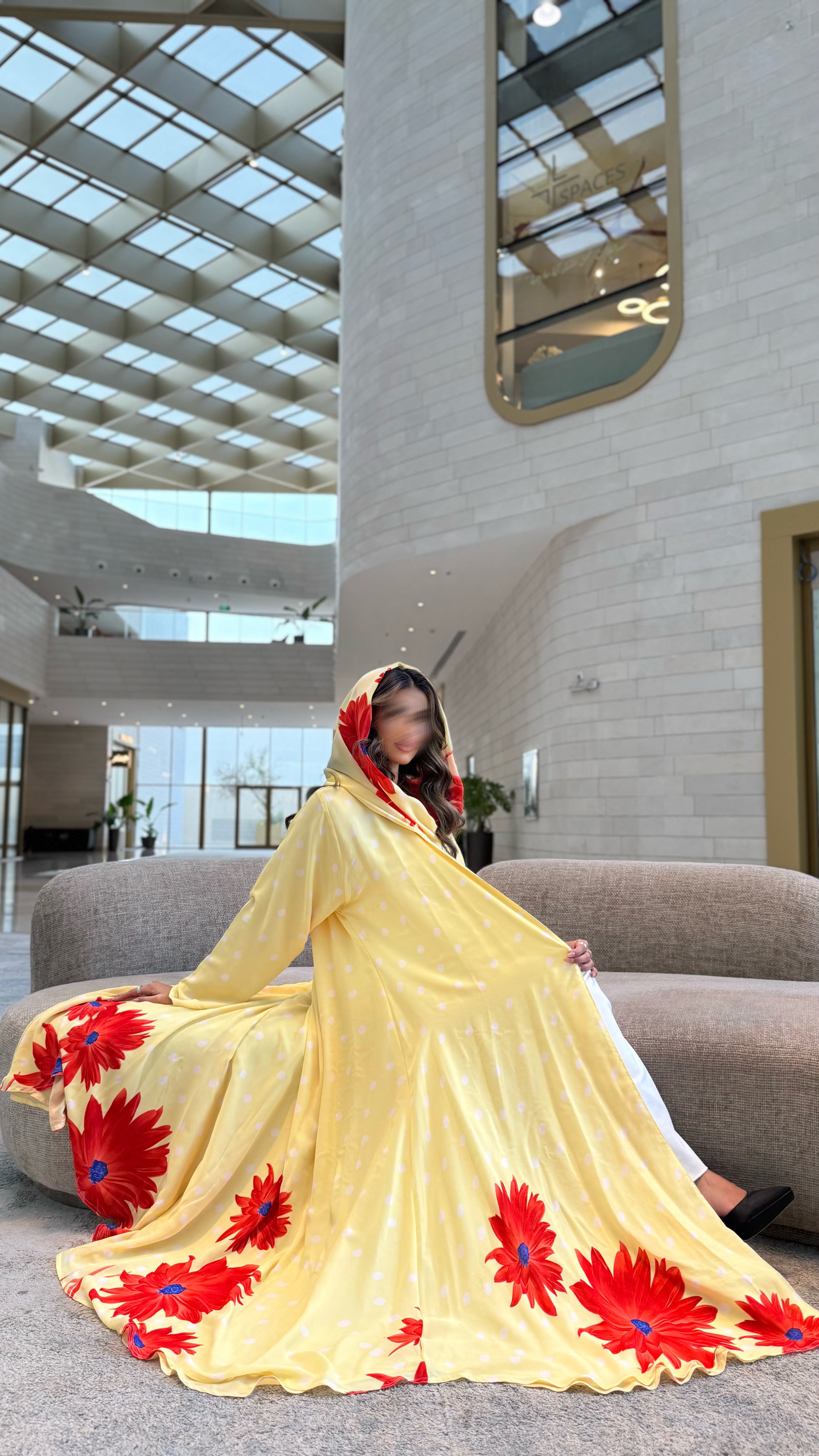 MW1593 - عباية شيفون صفراء منقطة بأطراف ورود | Yellow Polka-Dot Chiffon Abaya with Floral Edges