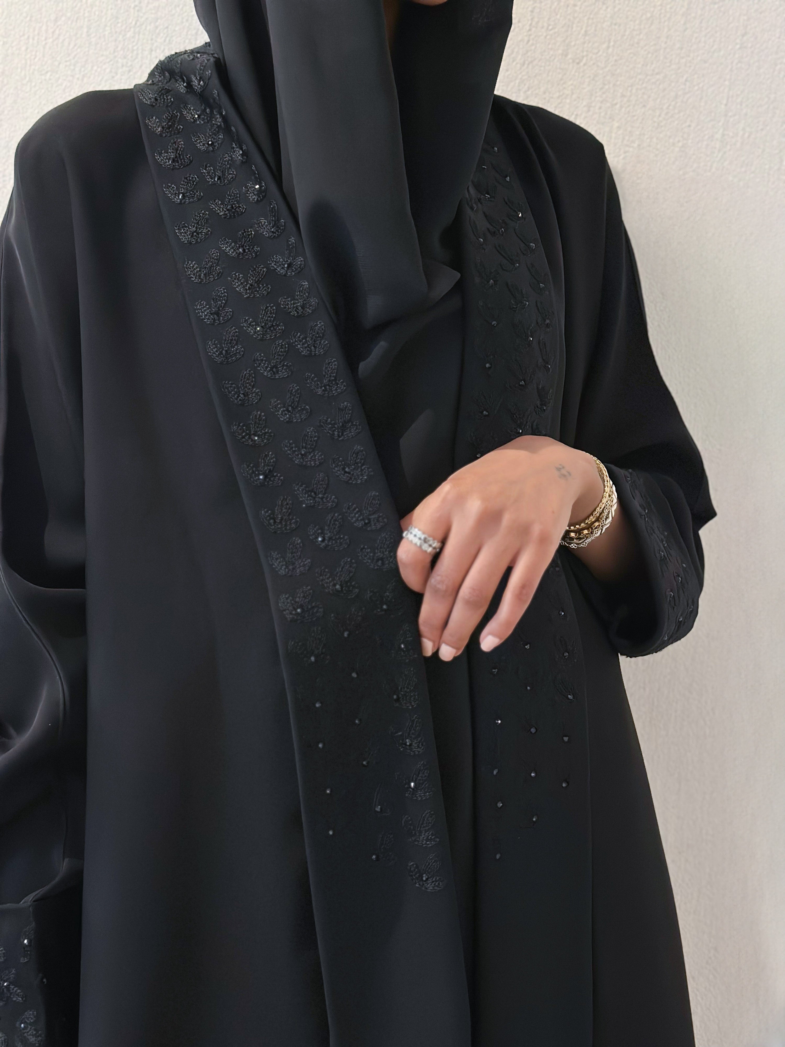 MWT369 - عباية اسود نطريز الياقة والاكمام