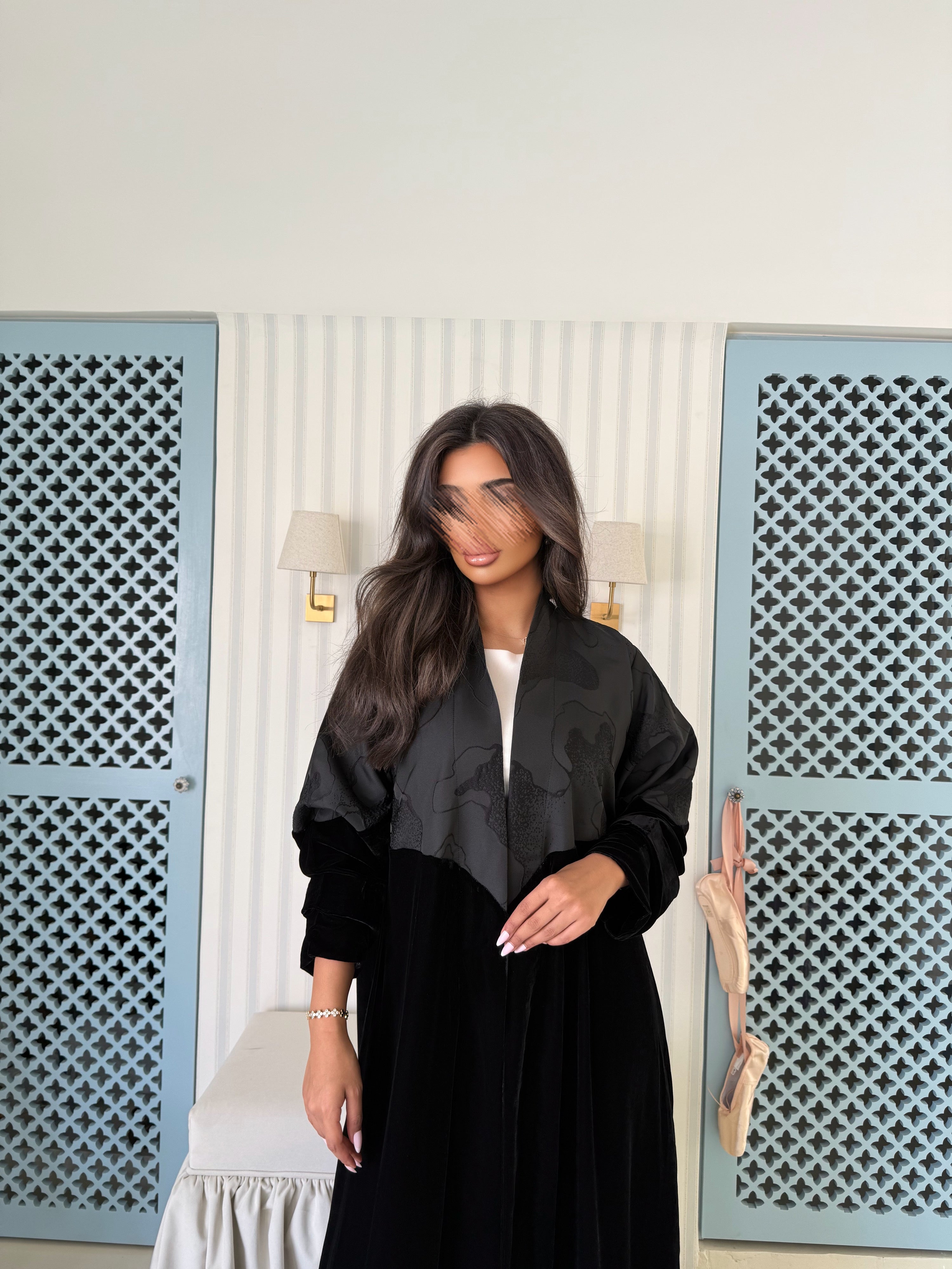 MWT968 - عباية مخمل مع تدخيلة جاكار من فوق