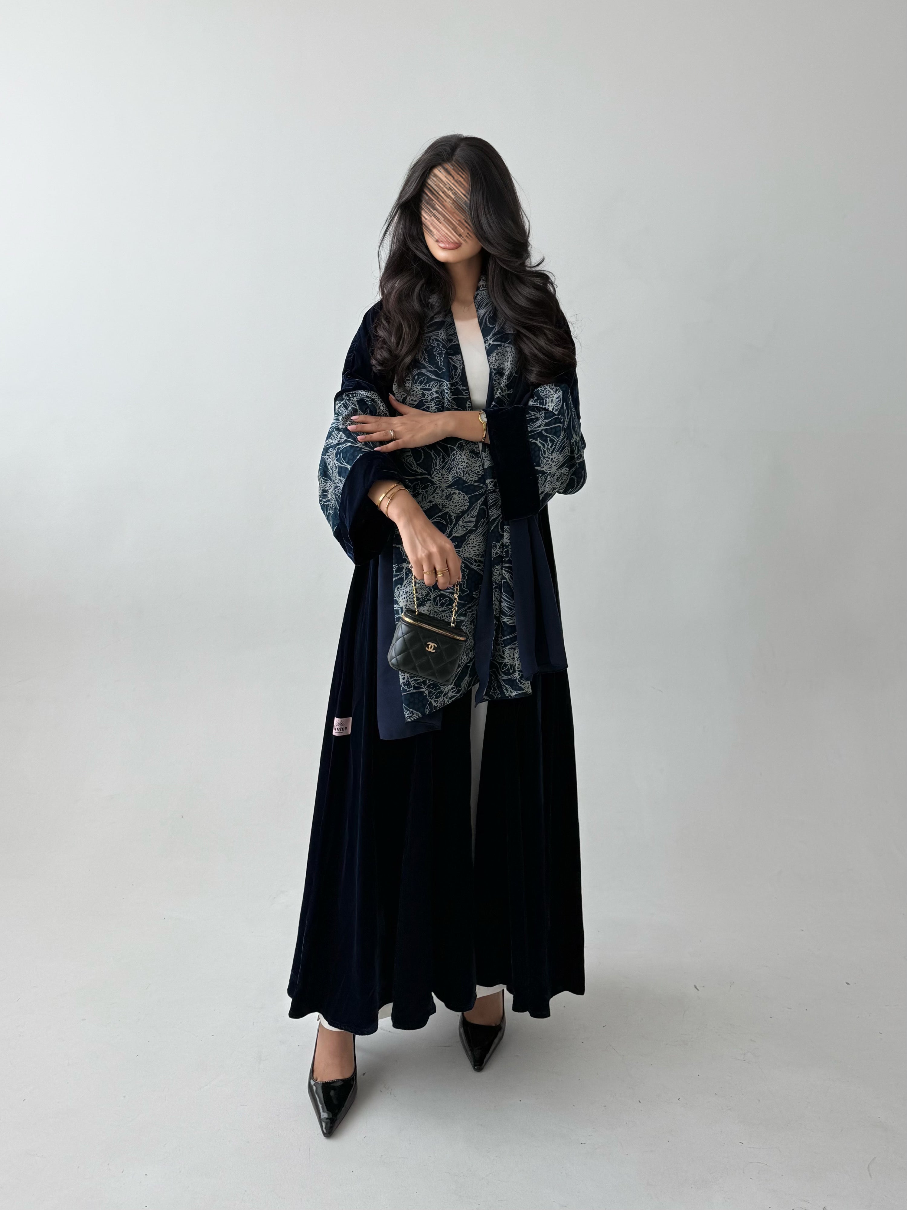 MWT810 - عباية مخمل مع تدخيلة مشجر