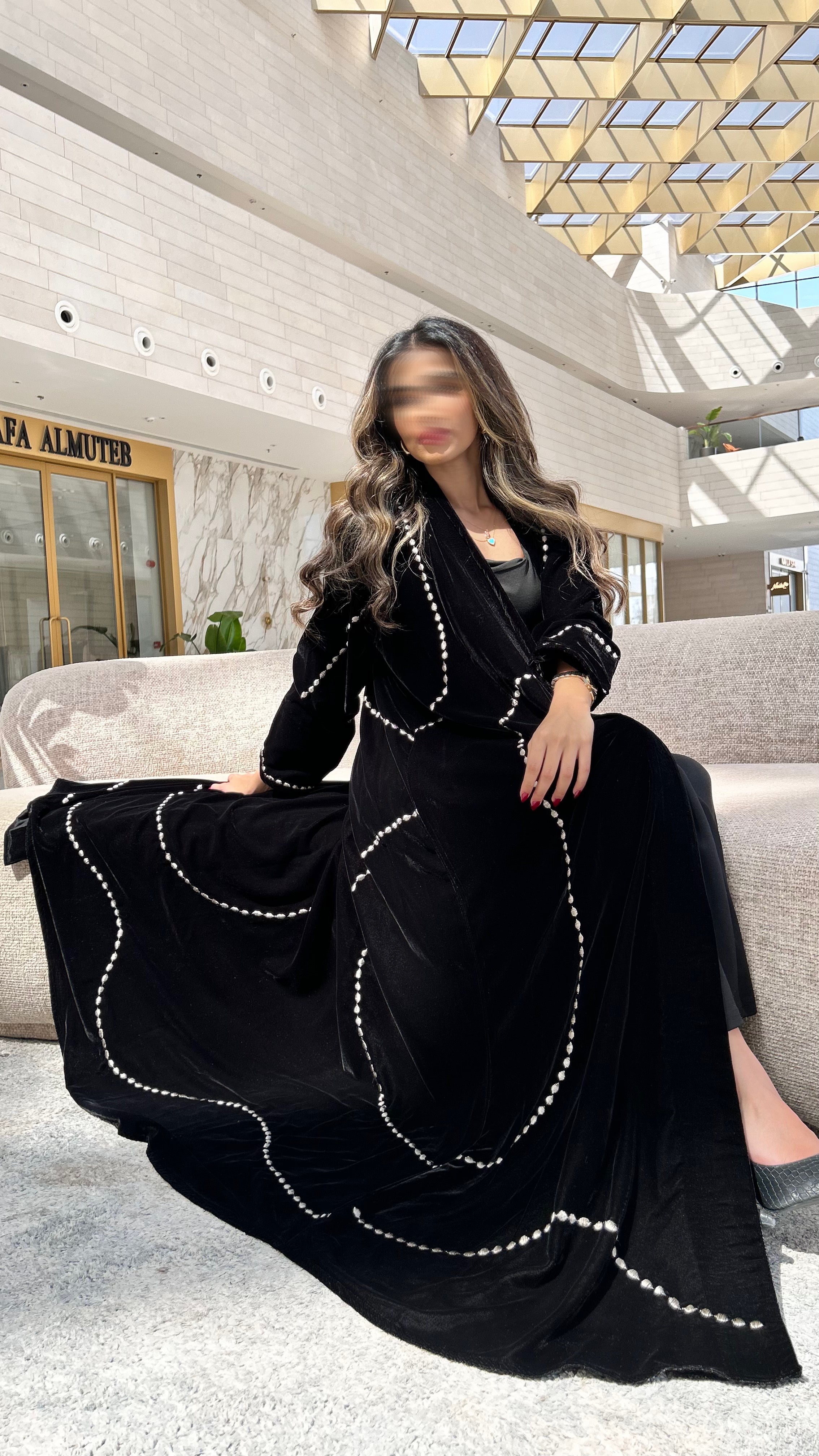 MWT645 - عبايه مخمل اسود تطريز ذهبي - Aya