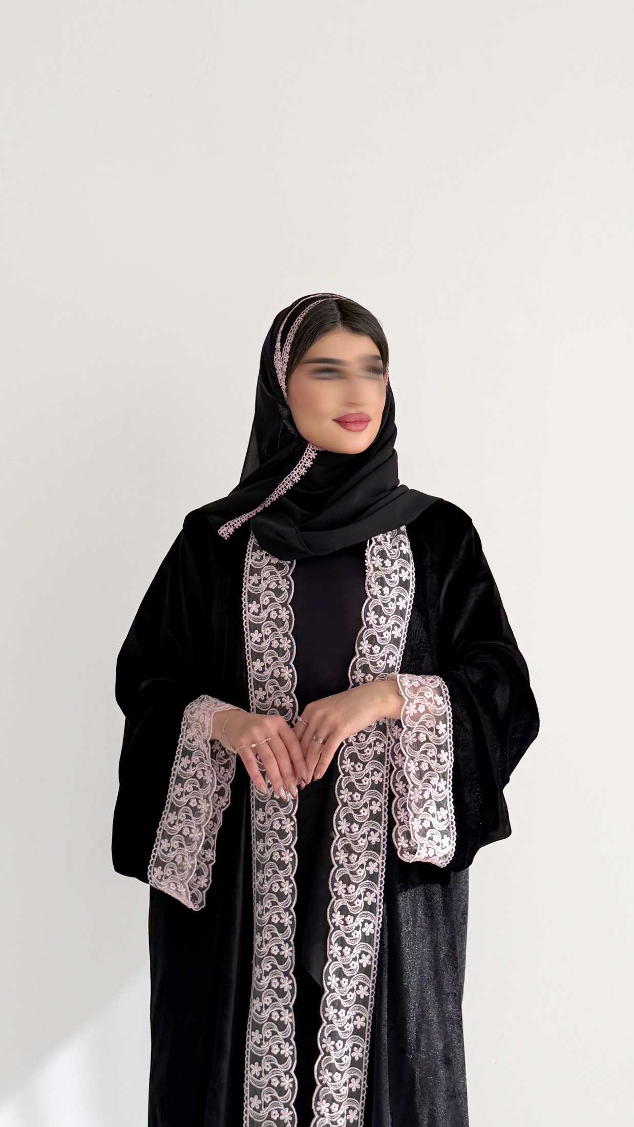 MW1812 - عباية مخمل بتدخيلة دانتيل - Aya