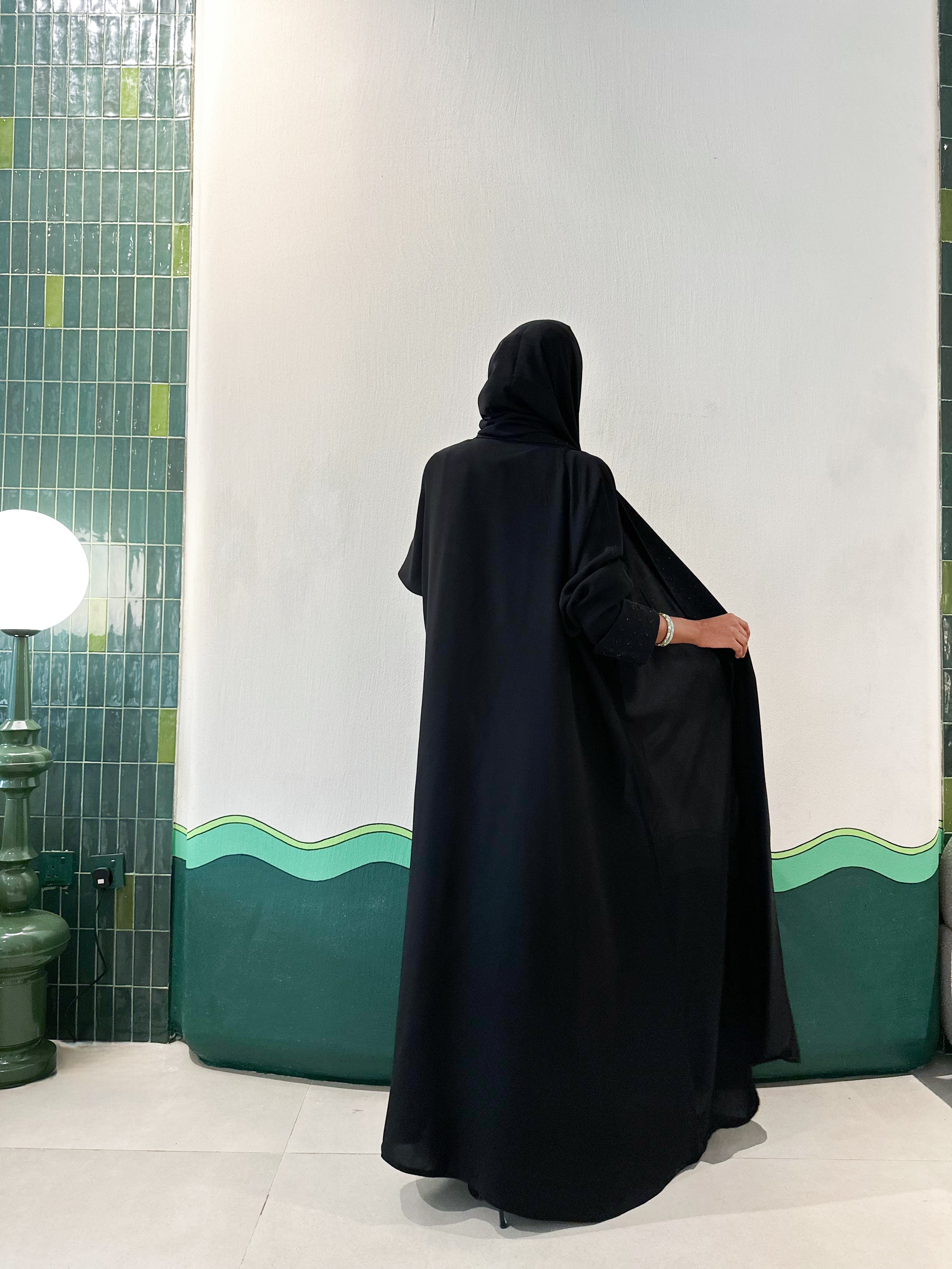 MWT369 - عباية اسود نطريز الياقة والاكمام