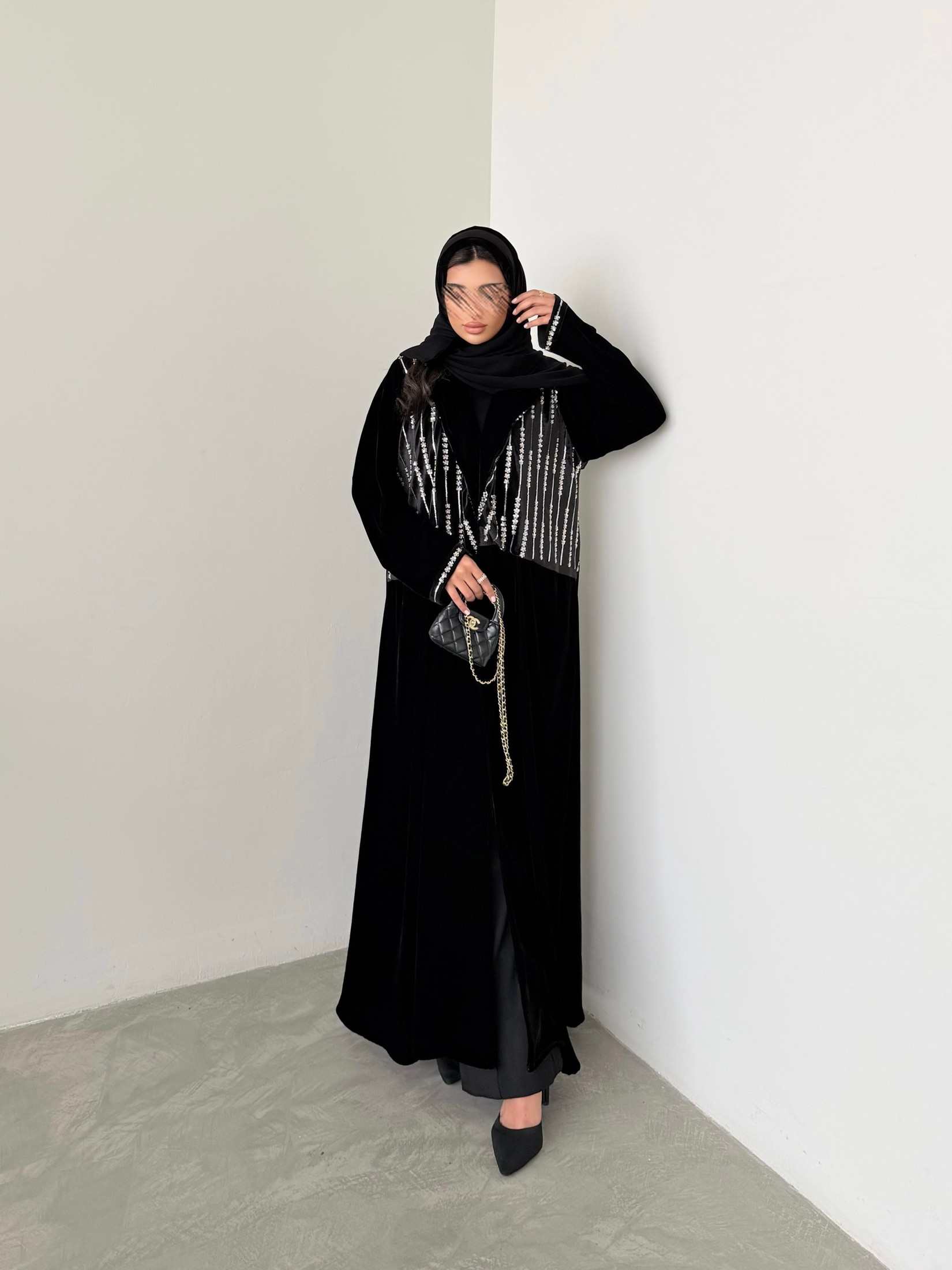 MWT984 - عباية مخمل مع تدخيلة مخمل لمعة من الامام - Aya