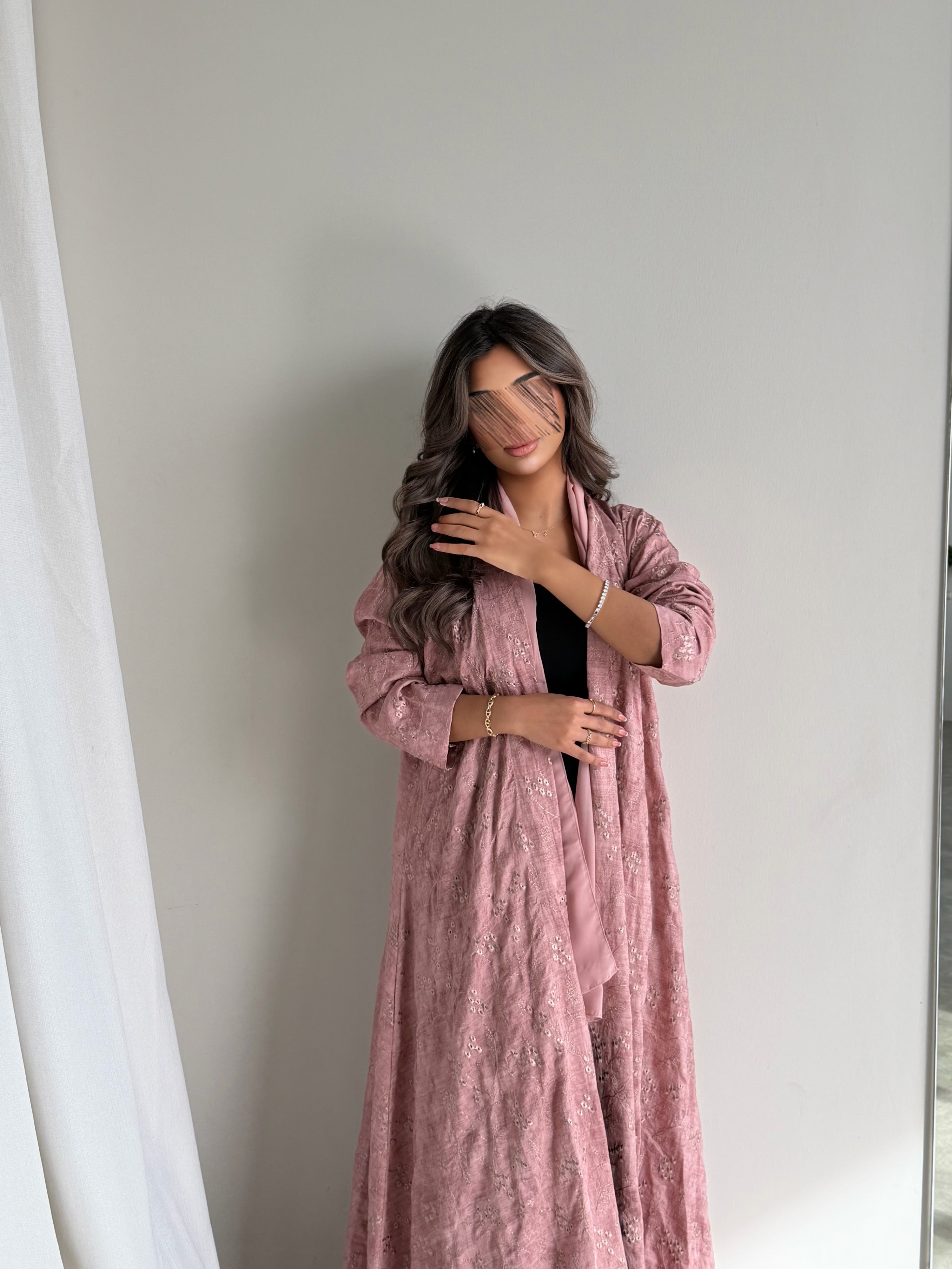 MWT779 - عباية كريب مموجه بتطريز ورد - Aya