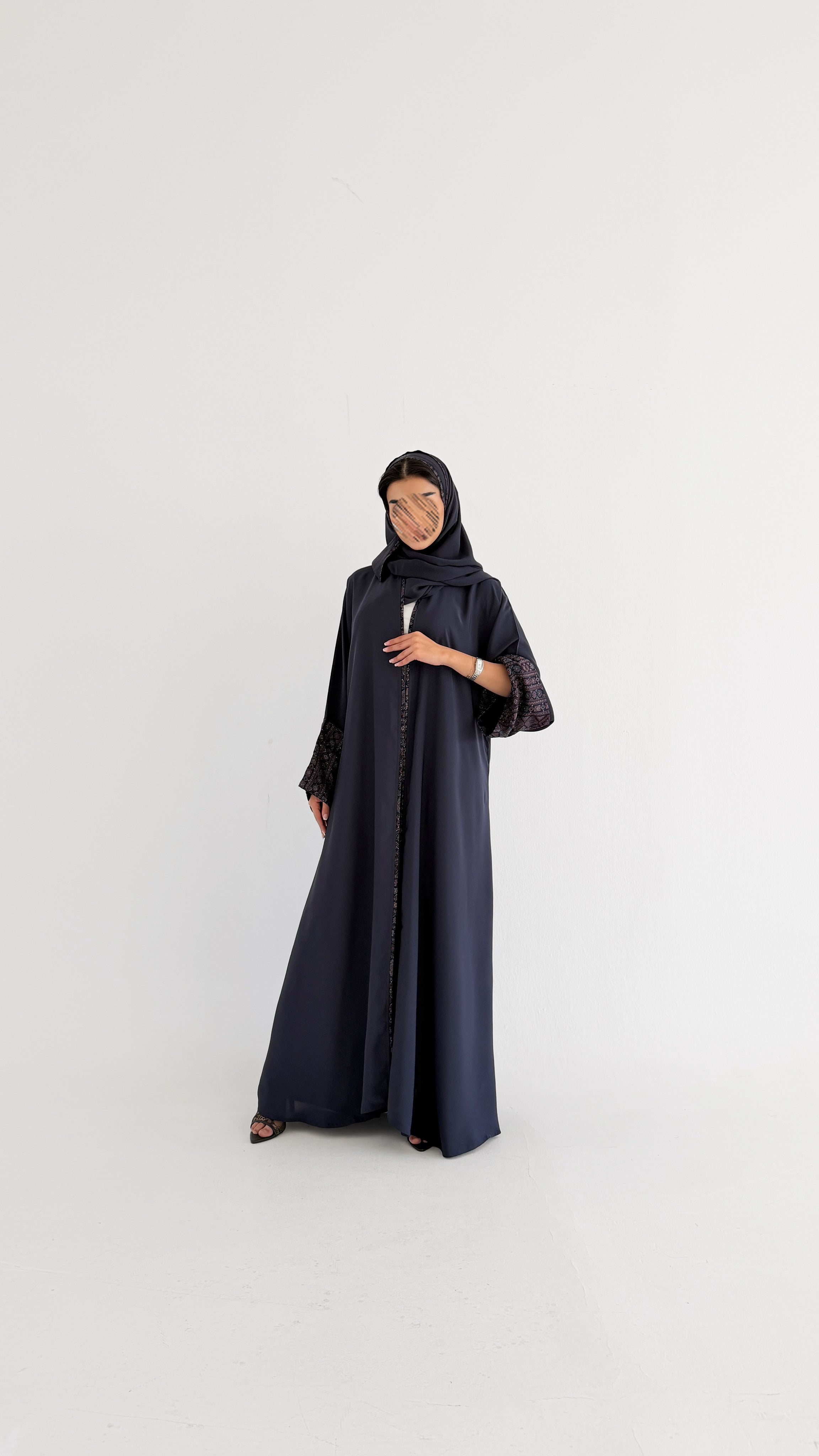 MWT785 - عباية كريب مع تدخيلة كشميري - Aya