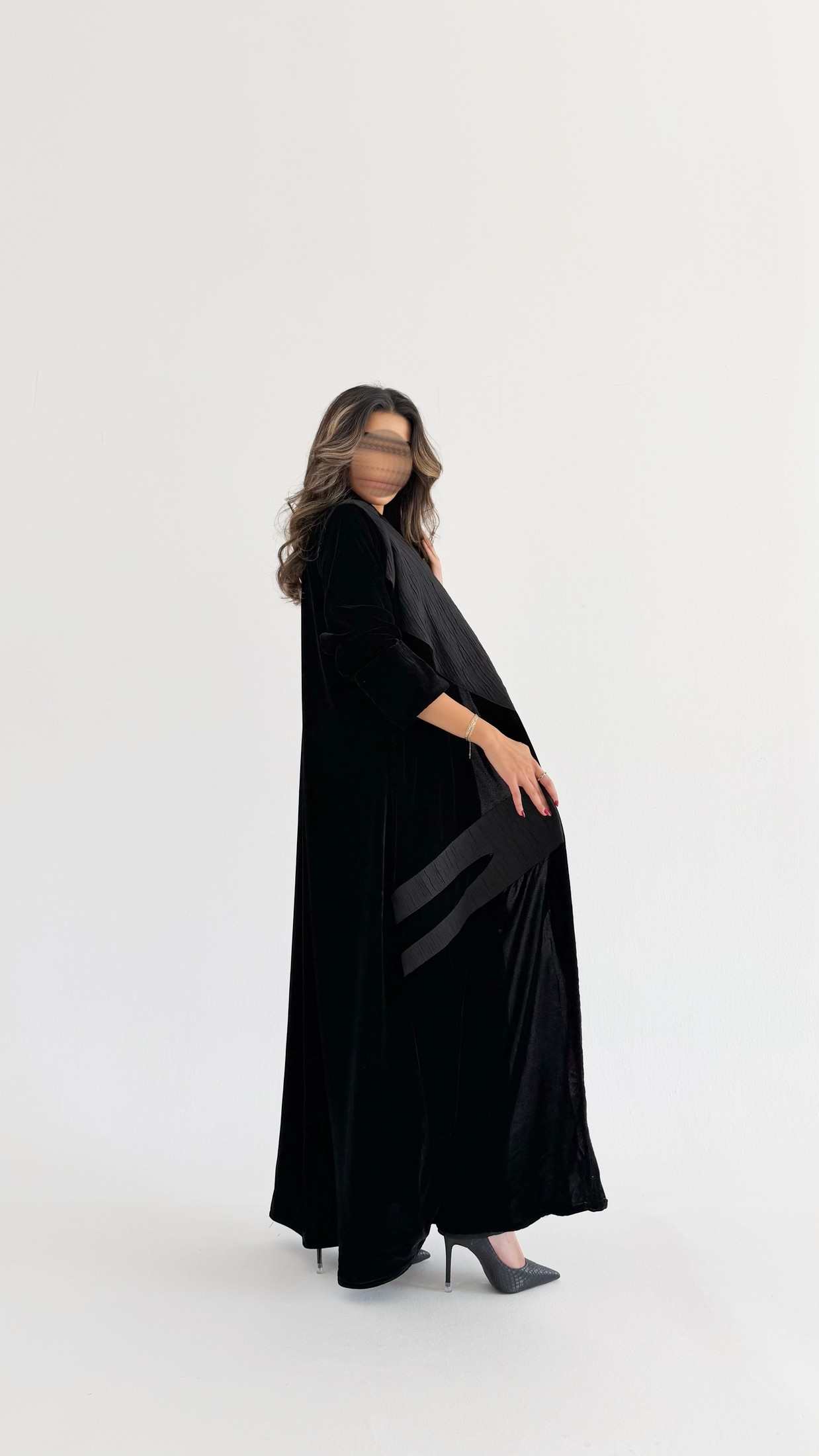MWT644 - عباية مخمل مع تدخيلة جاكار - Aya