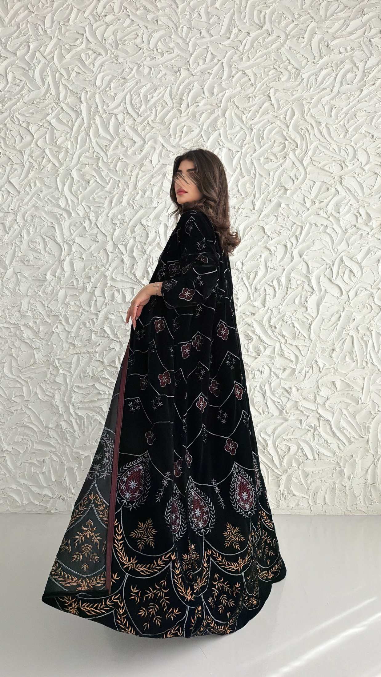 MWE909 - عباية مخمل مع تطريز - Aya