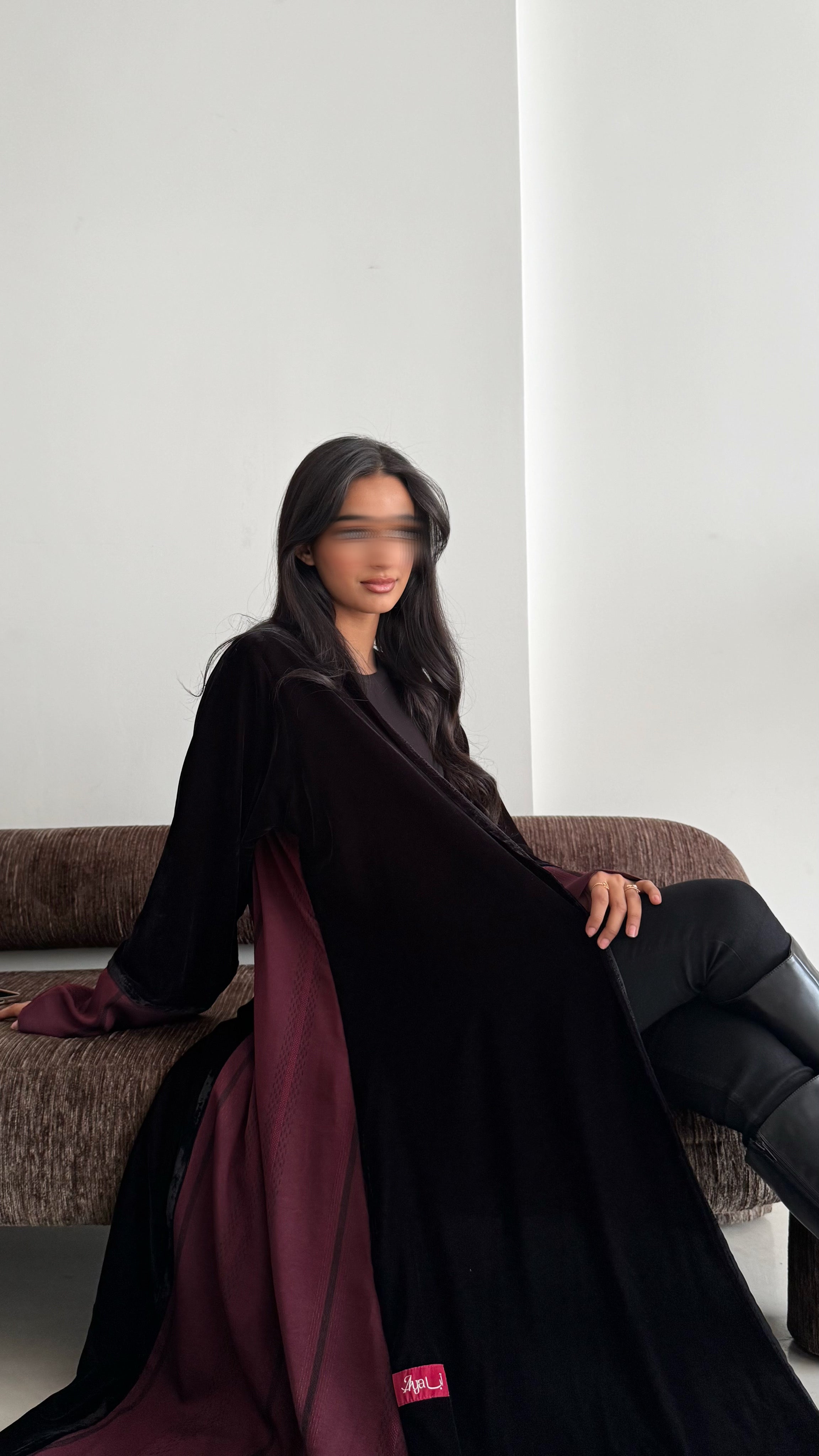 MW1842 - عباية مخمل مع اضافة تدخيلة الجاكار المطرز ليمنحك اطلالة راقية وعصرية - Aya