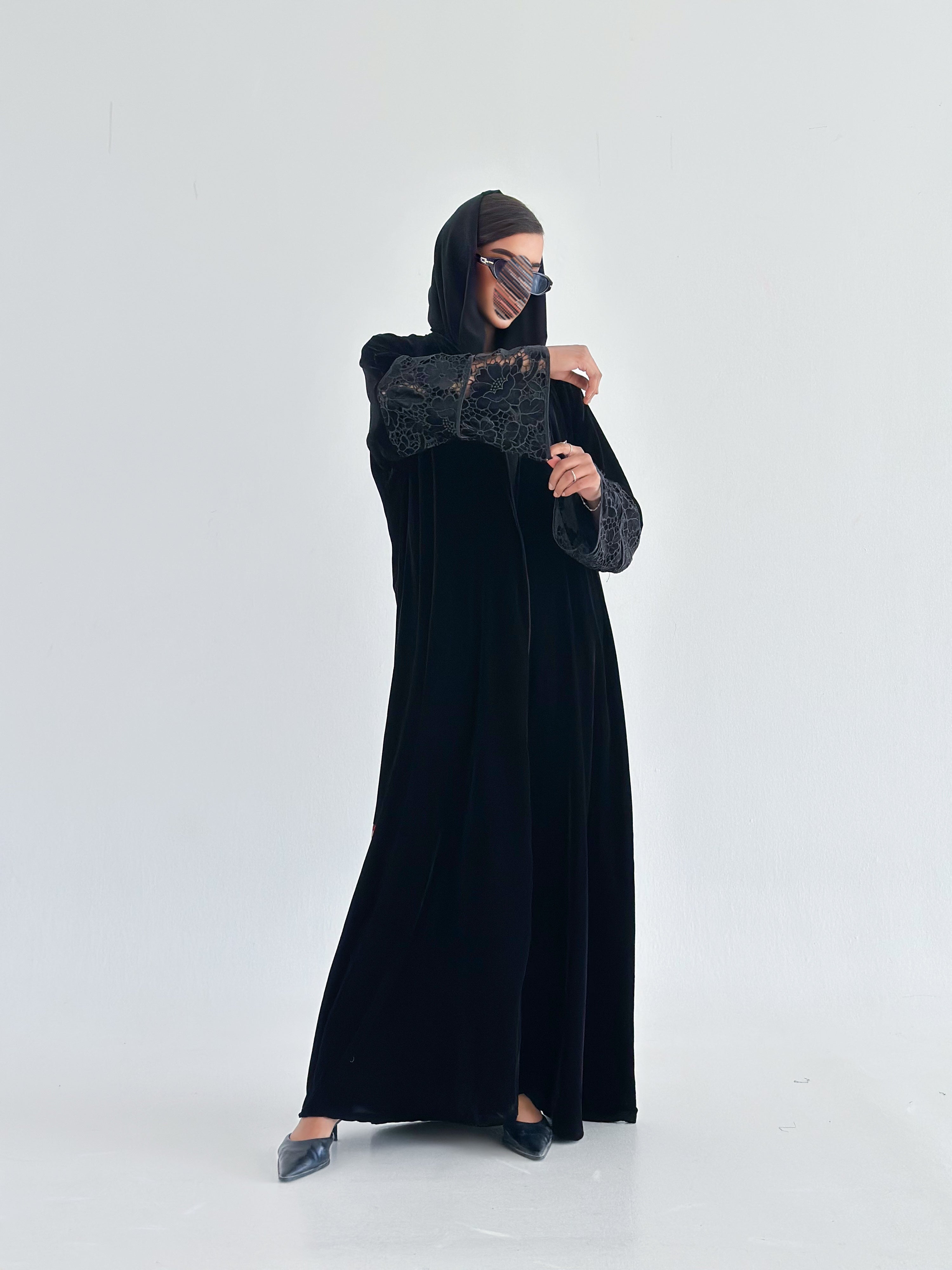 MWT575 - عباية مخمل بأكمام دانتيل - Aya