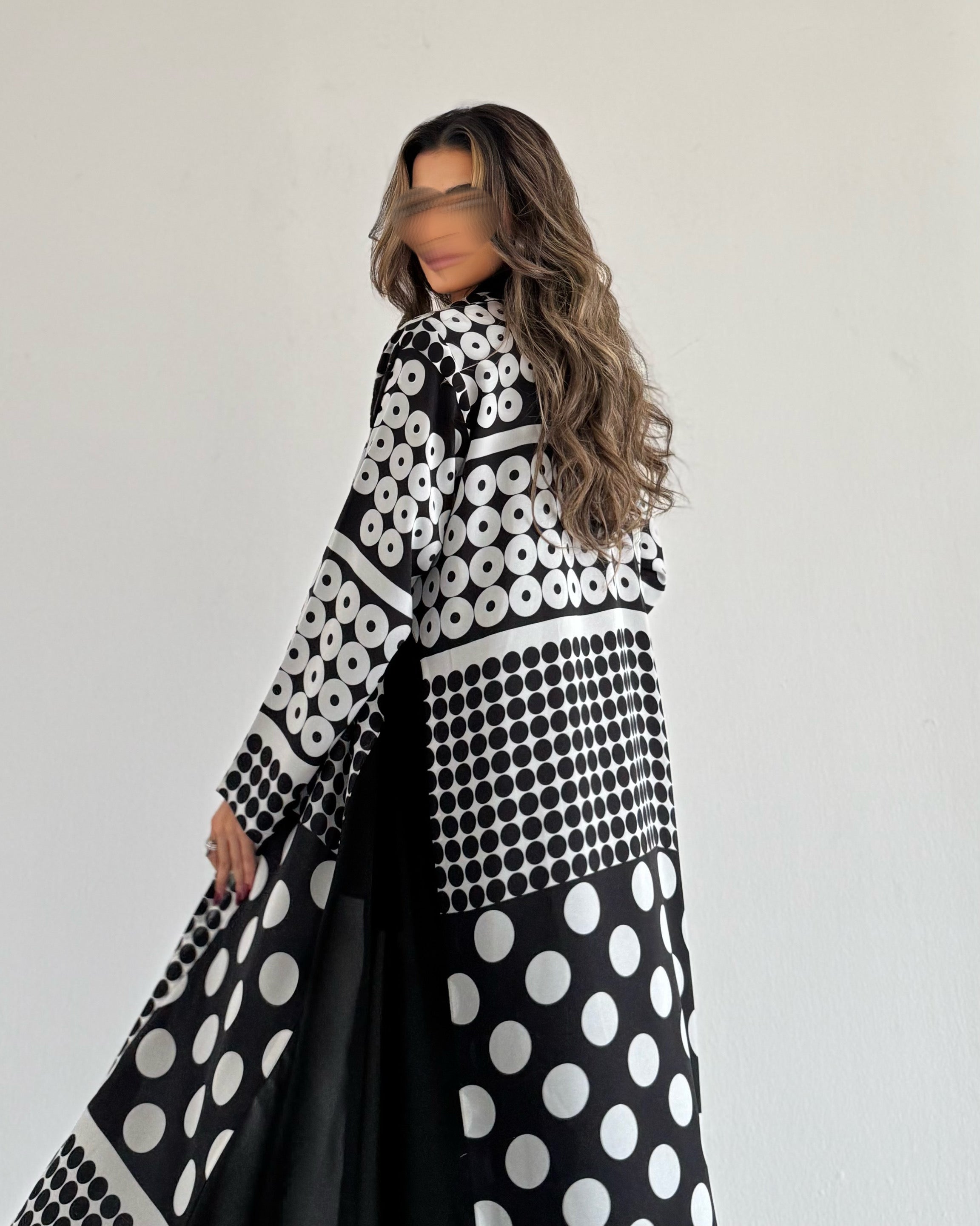 MW1548 - عباية منقط اسود وابيض | Polka - Aya