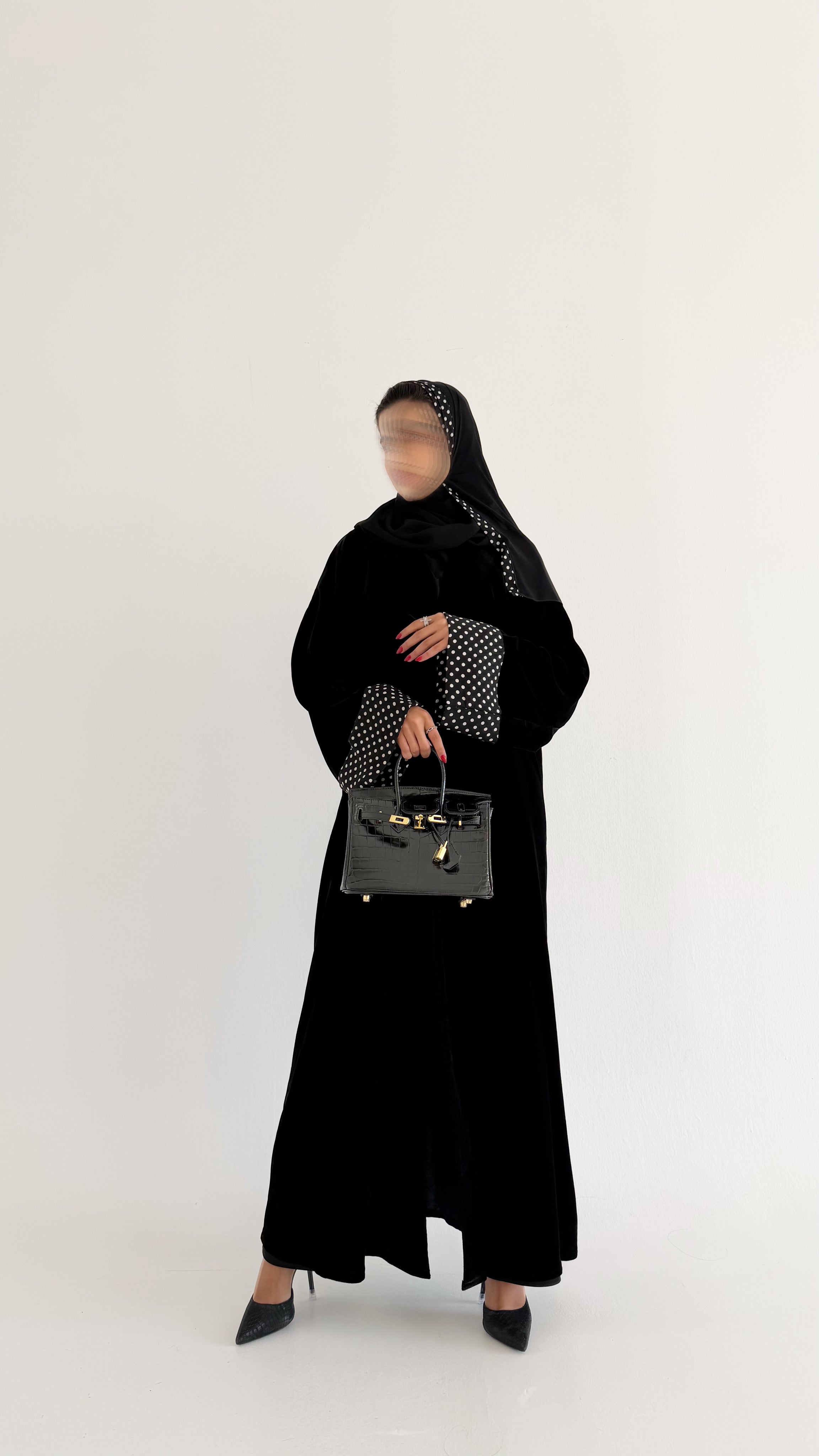 MWT571 - عباية مخمل أسود بأكمام منقطة