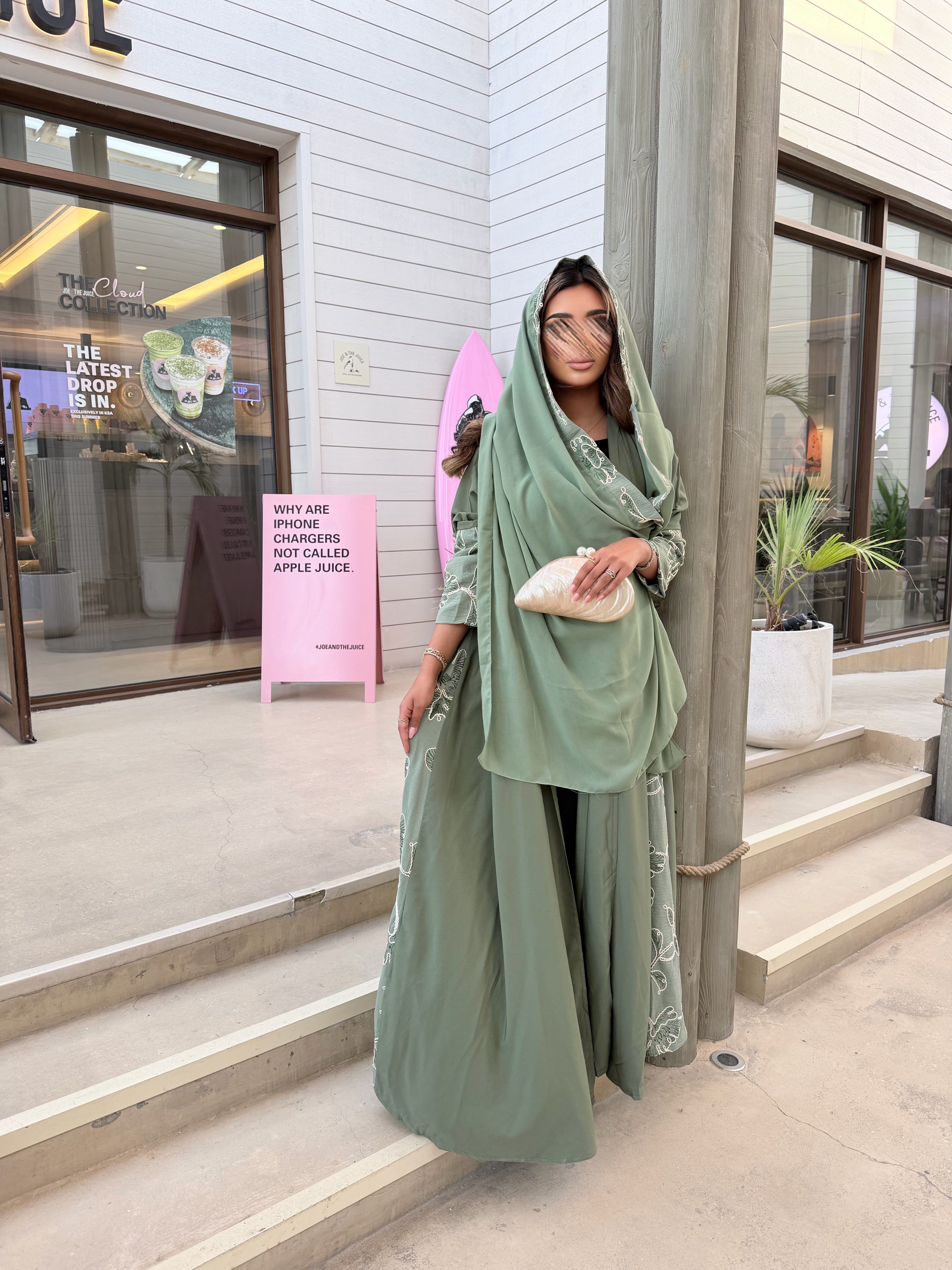 MWT1130 - عباية كريب بتدخيلة تطريز
