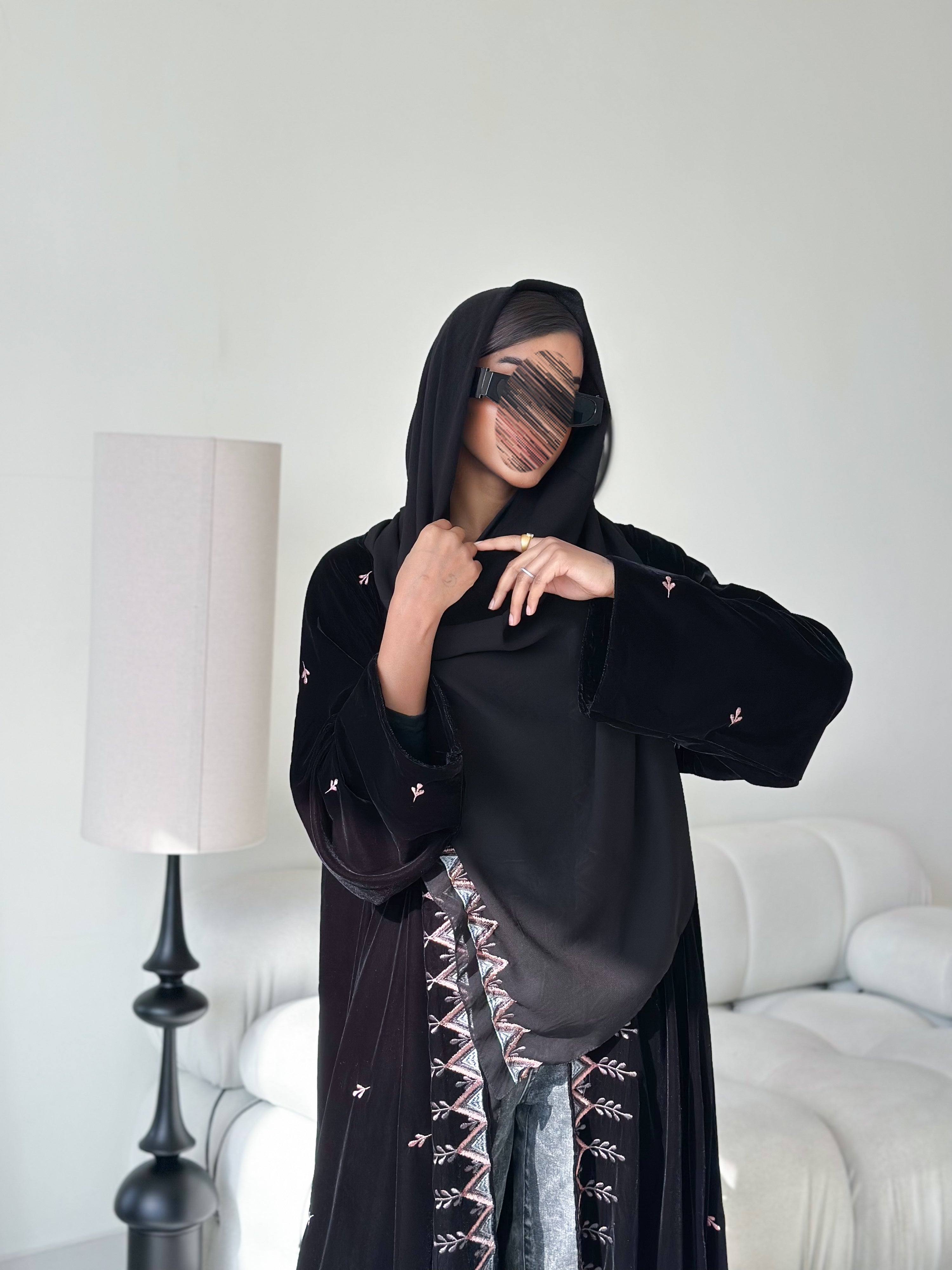 MW1817 - عباية مخمل تطريز ملون - Aya