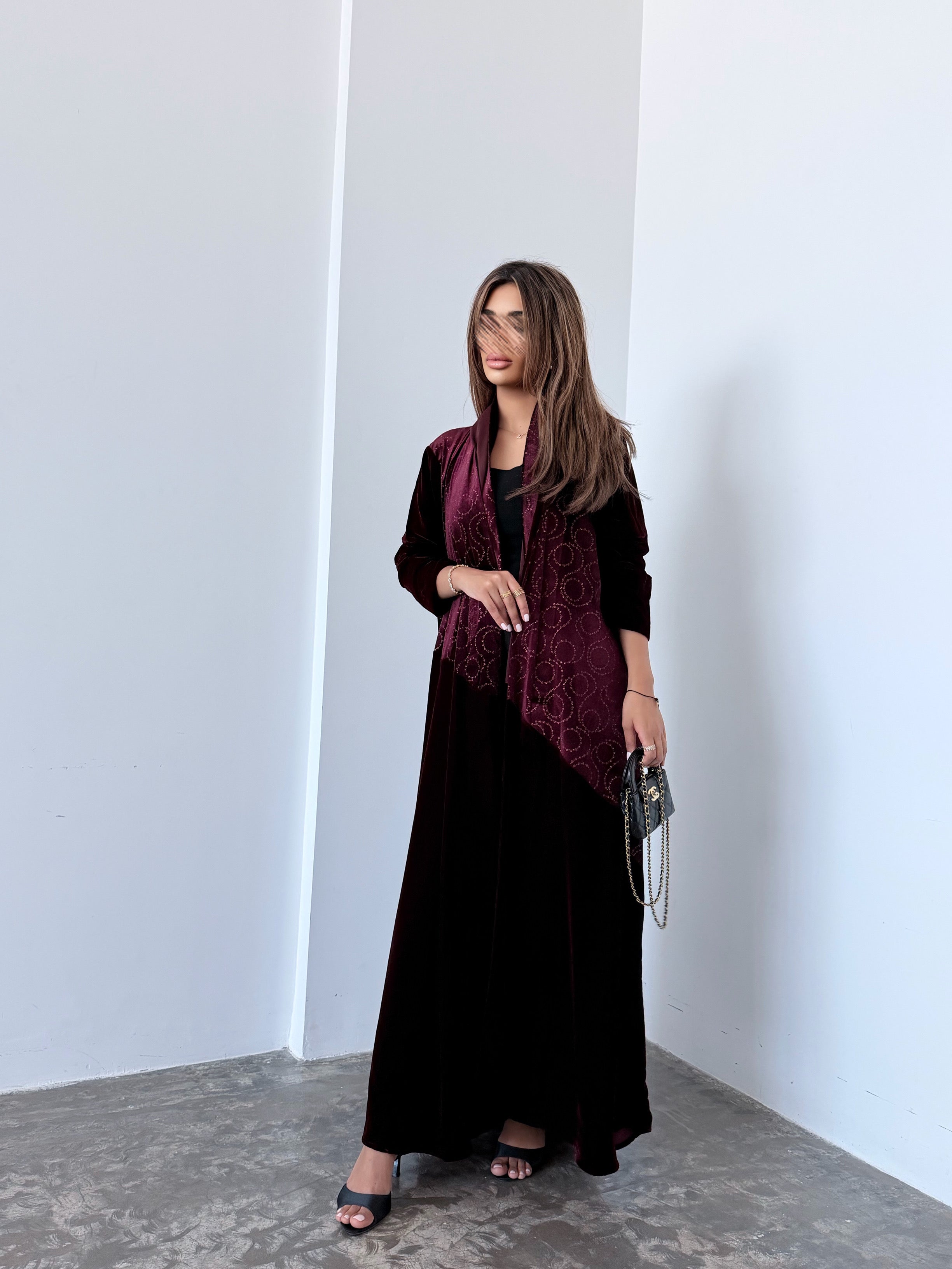 MWT955 - عباية مخمل عنابي لمعه من فوق قصه مثلث مع مخمل عنابي ساده من تحت