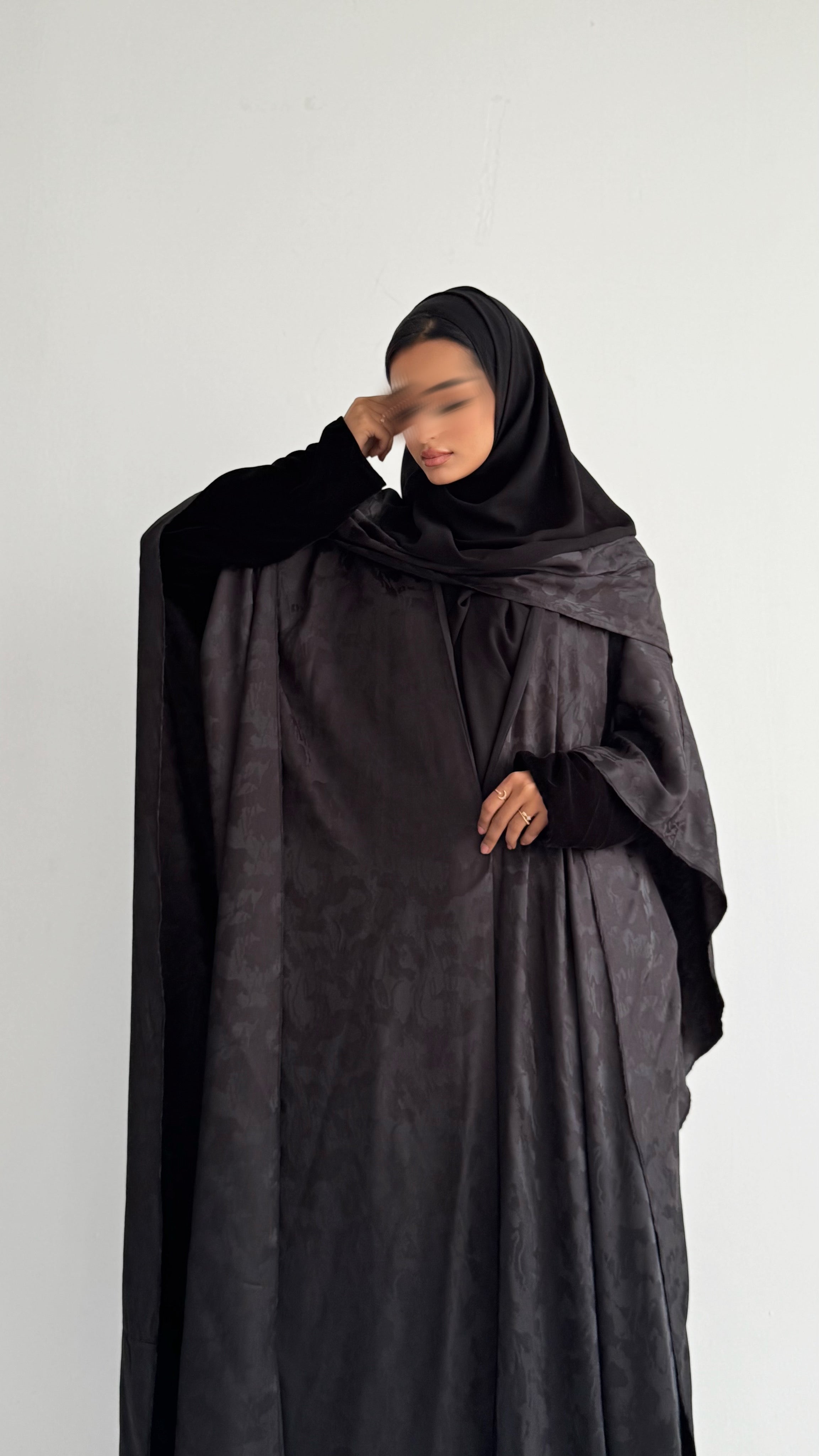 MW1849 - عباية مخمل مع اضافة قطعة من الجاكار لتعطي اطلالة راقية وعصرية - Aya