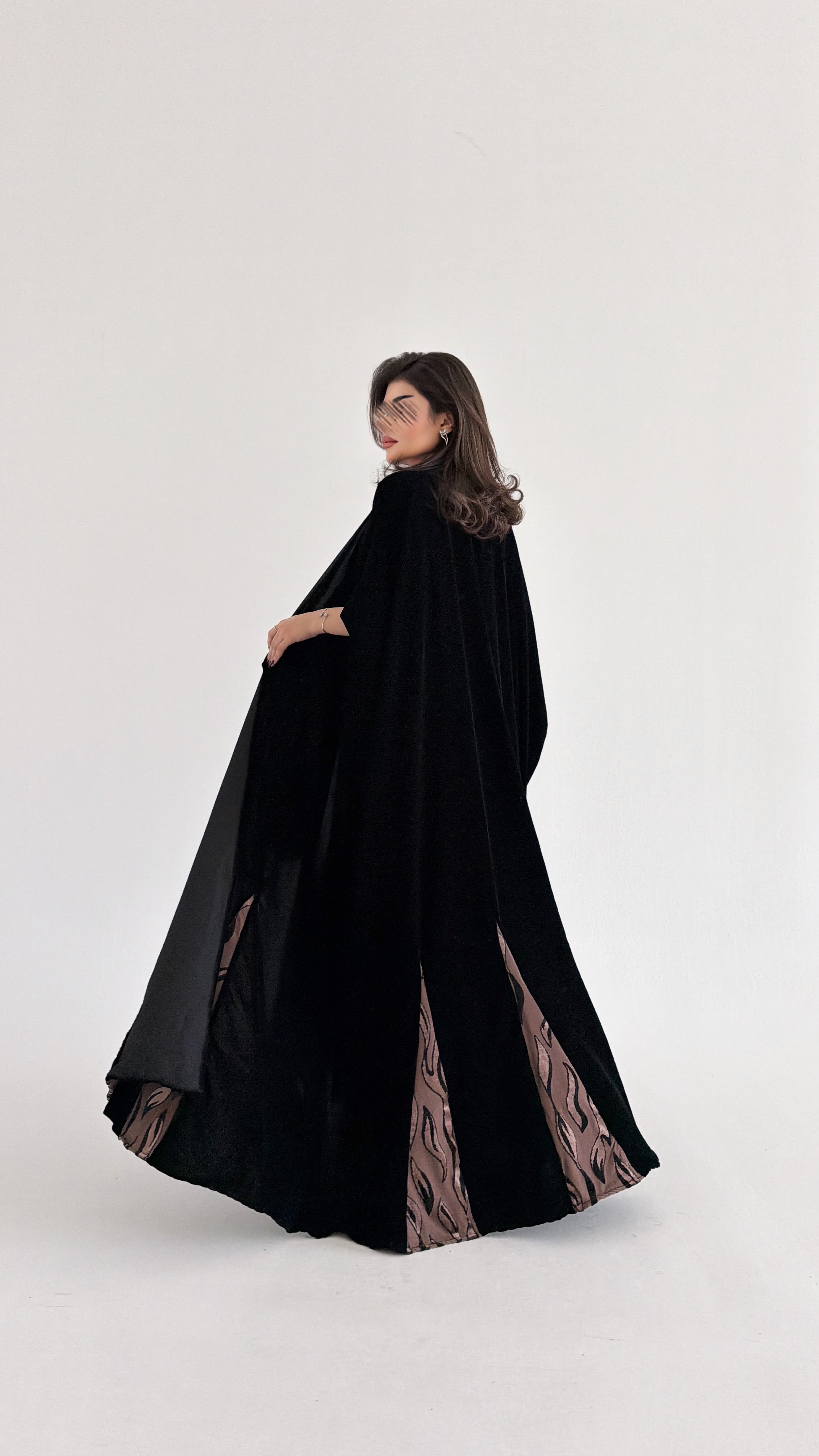 MW1850 - عباية مخمل راقية مع قصات من الاسفل واضافة خامة اشيفون مخمل لتعطي اطلالة راقية وعصرية - Aya