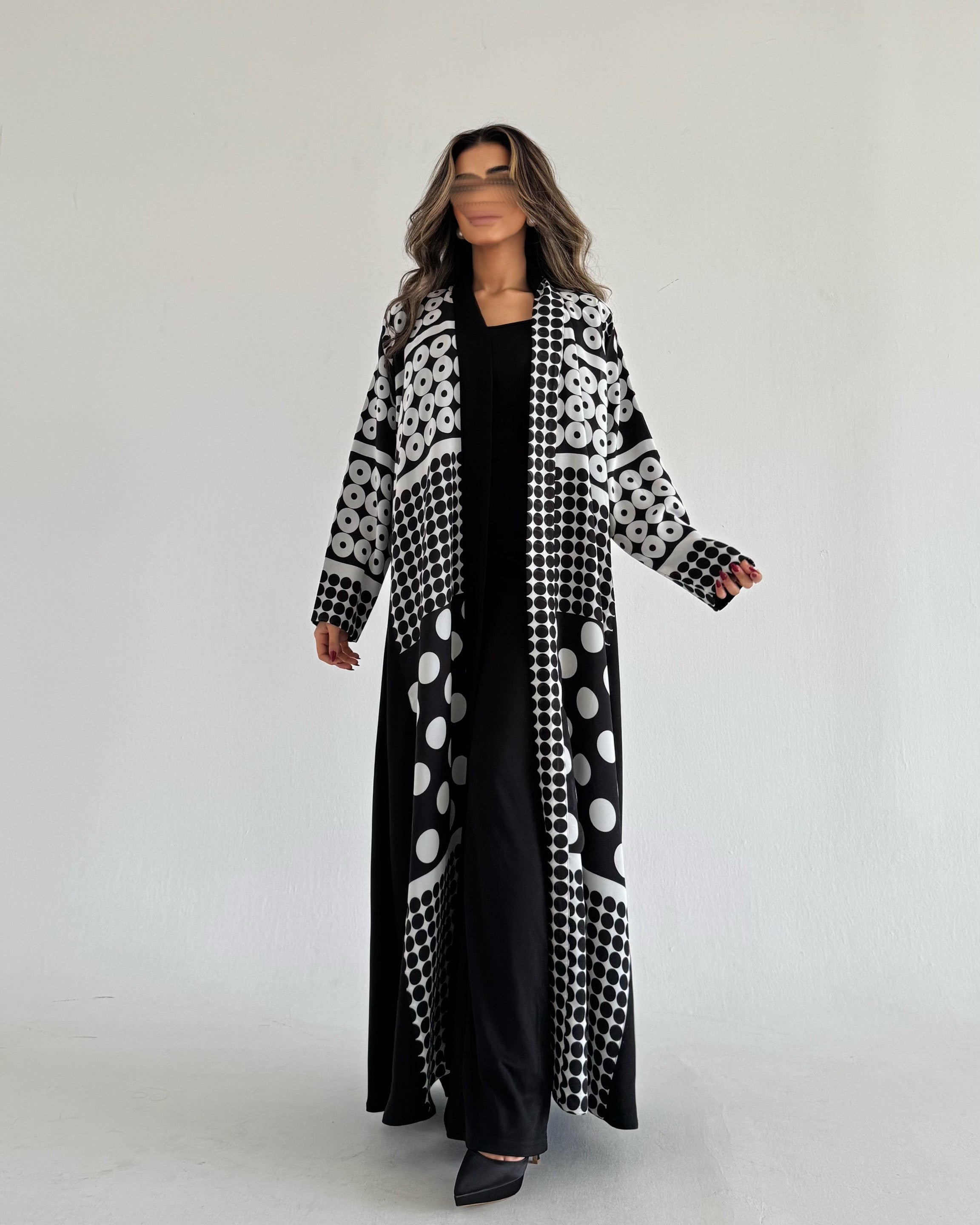 MW1548 - عباية منقط اسود وابيض | Polka - Aya