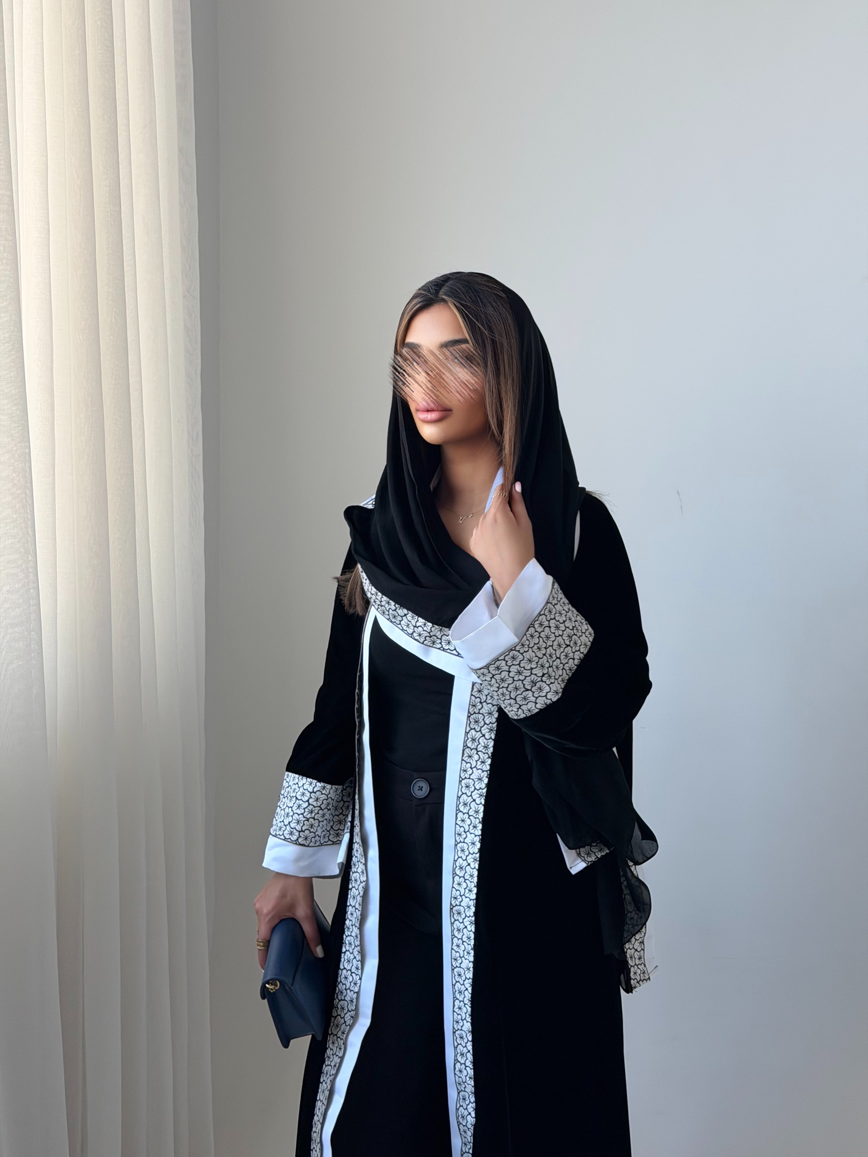 MWT963 - عباية مخمل مع تدخيله كلفه ورد من الامام