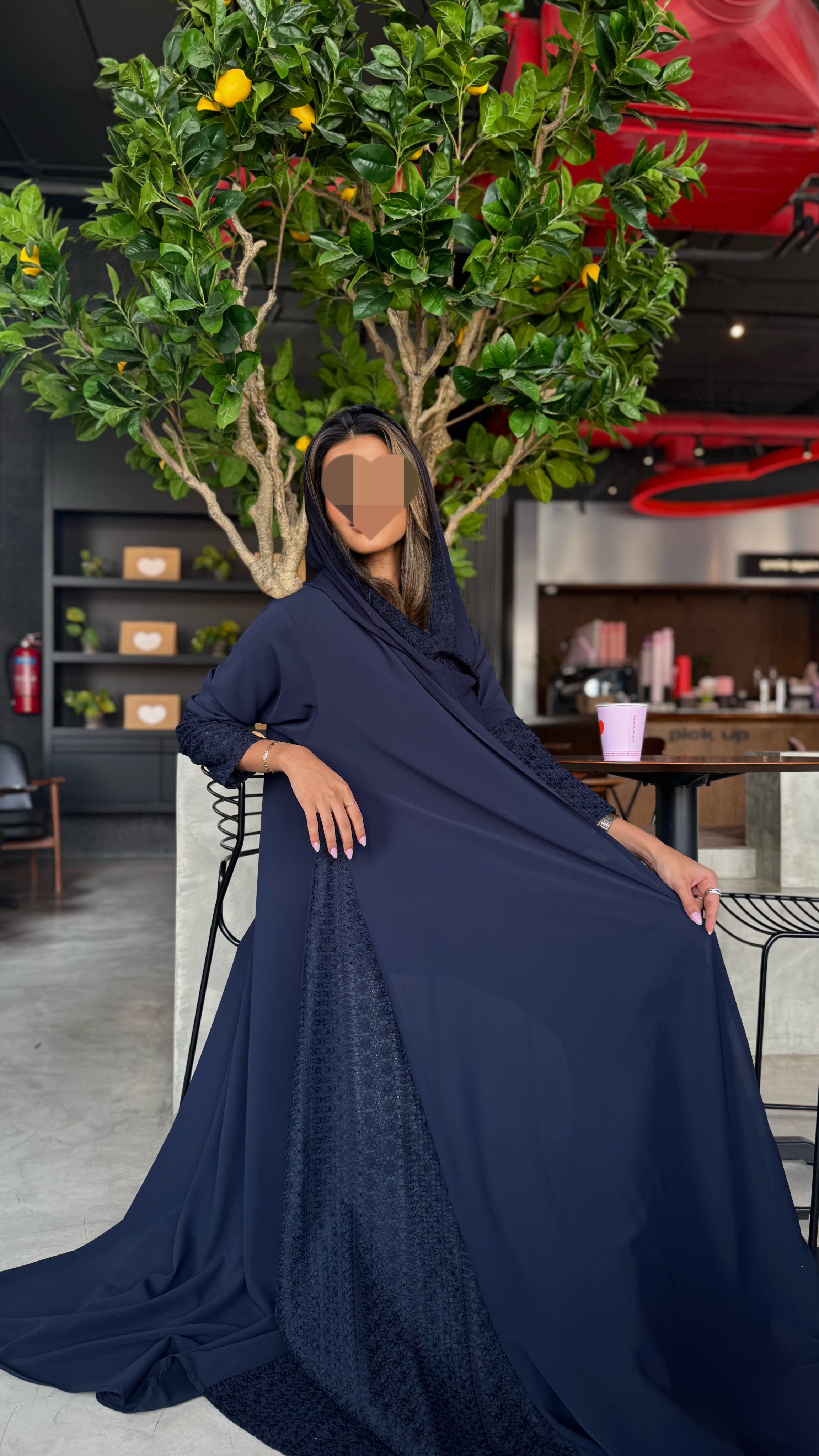 MWT405 - عباية كريب كحلي مع تدخليه روكامه كحلية - Aya