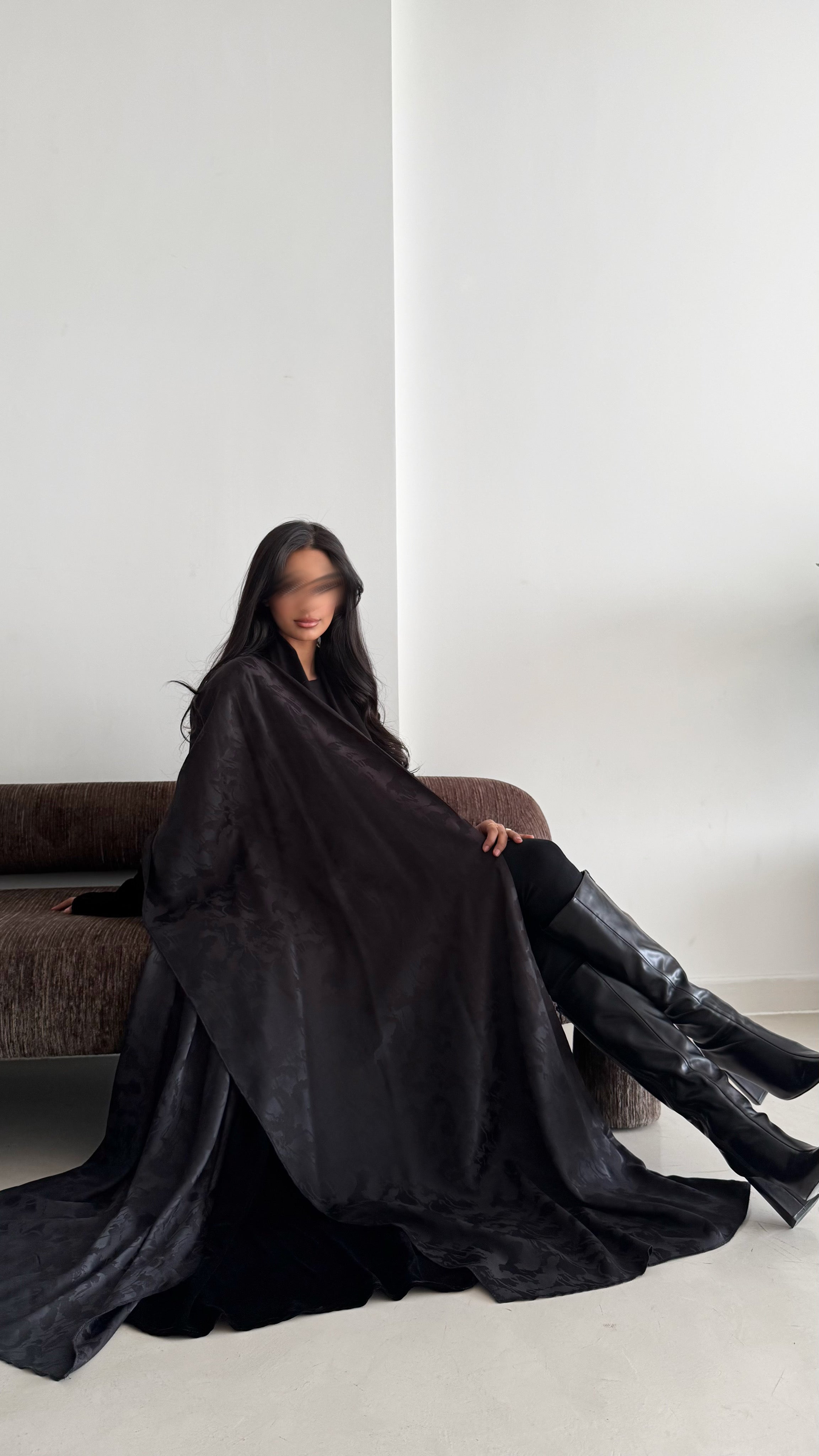 MW1849 - عباية مخمل مع اضافة قطعة من الجاكار لتعطي اطلالة راقية وعصرية - Aya