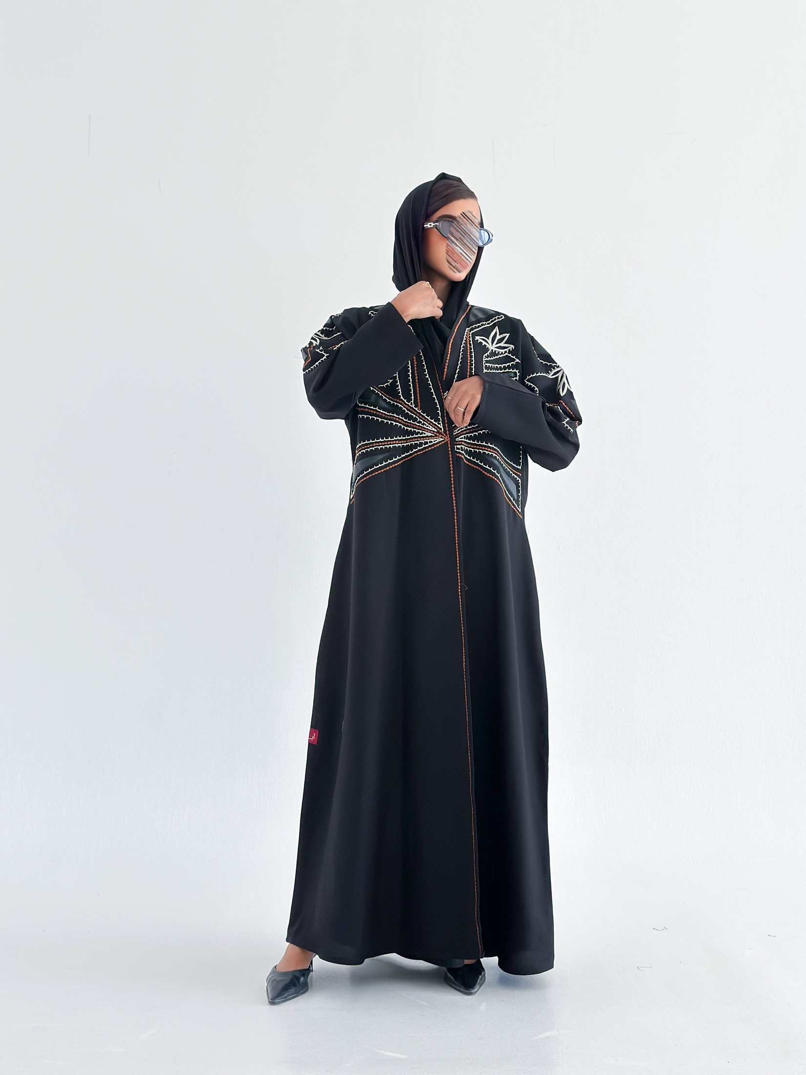 MWT680 - عباية اسود تطريز مع تدخيلة جلد - Aya