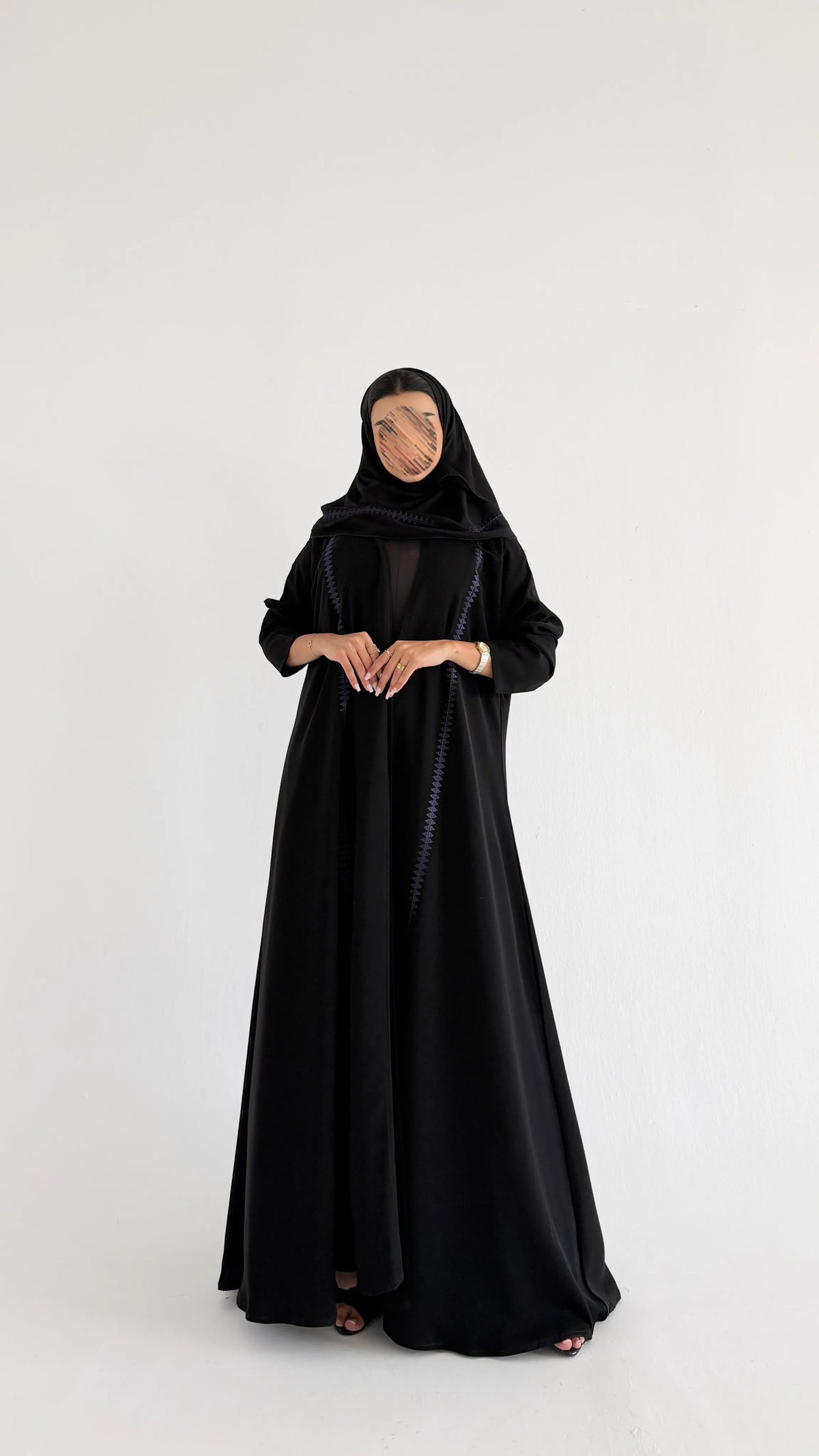MW426 - عباية سوادء مطرزة
