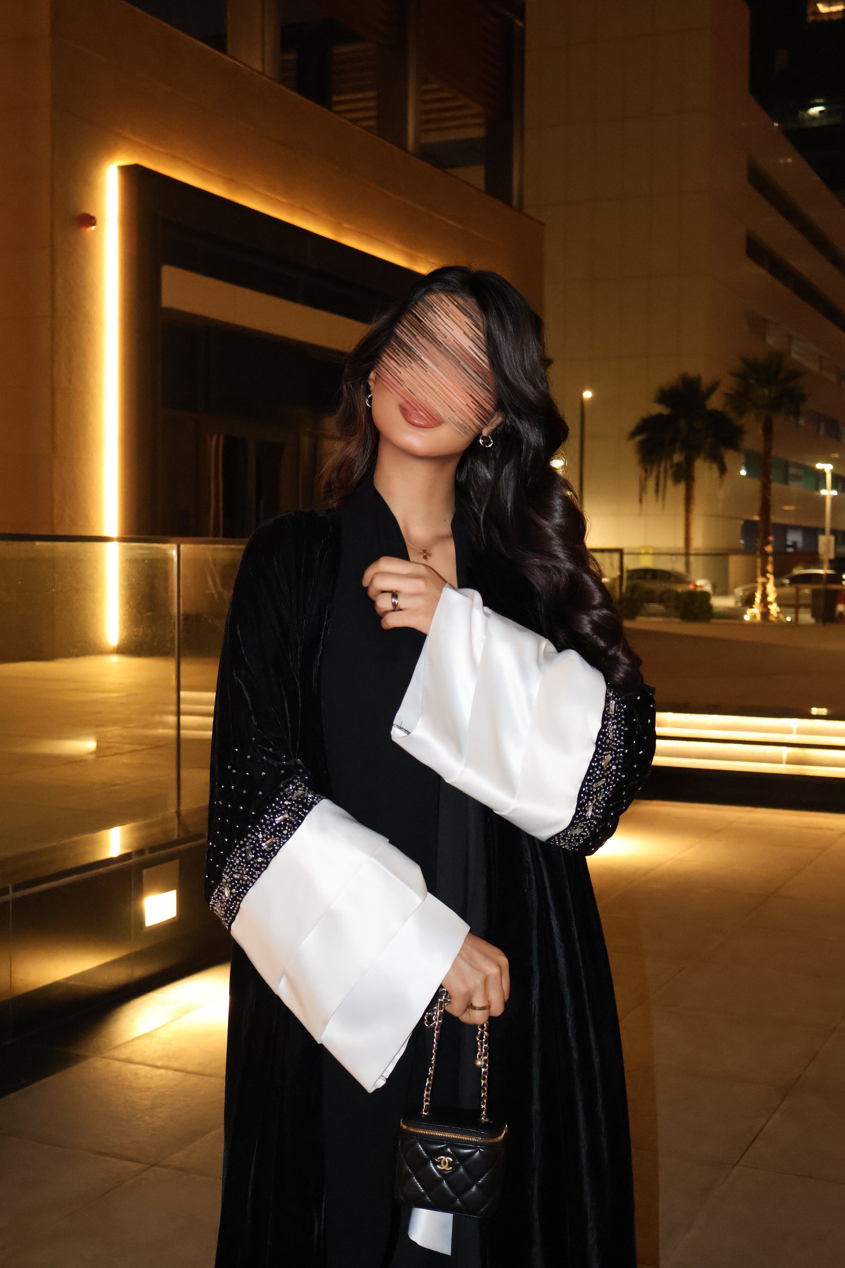 MWT669 - عباية مخمل اسود مع تدخيلة ابيض - Aya