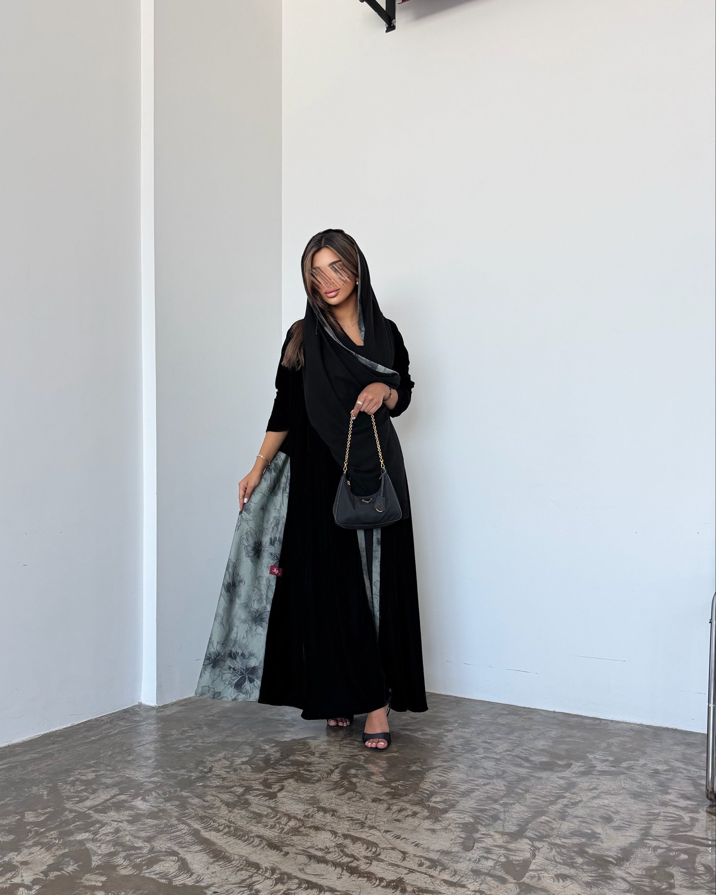 MWT959 - عباية مخمل بقصة مثلث مع اضافة حرير زيتي من الخلف