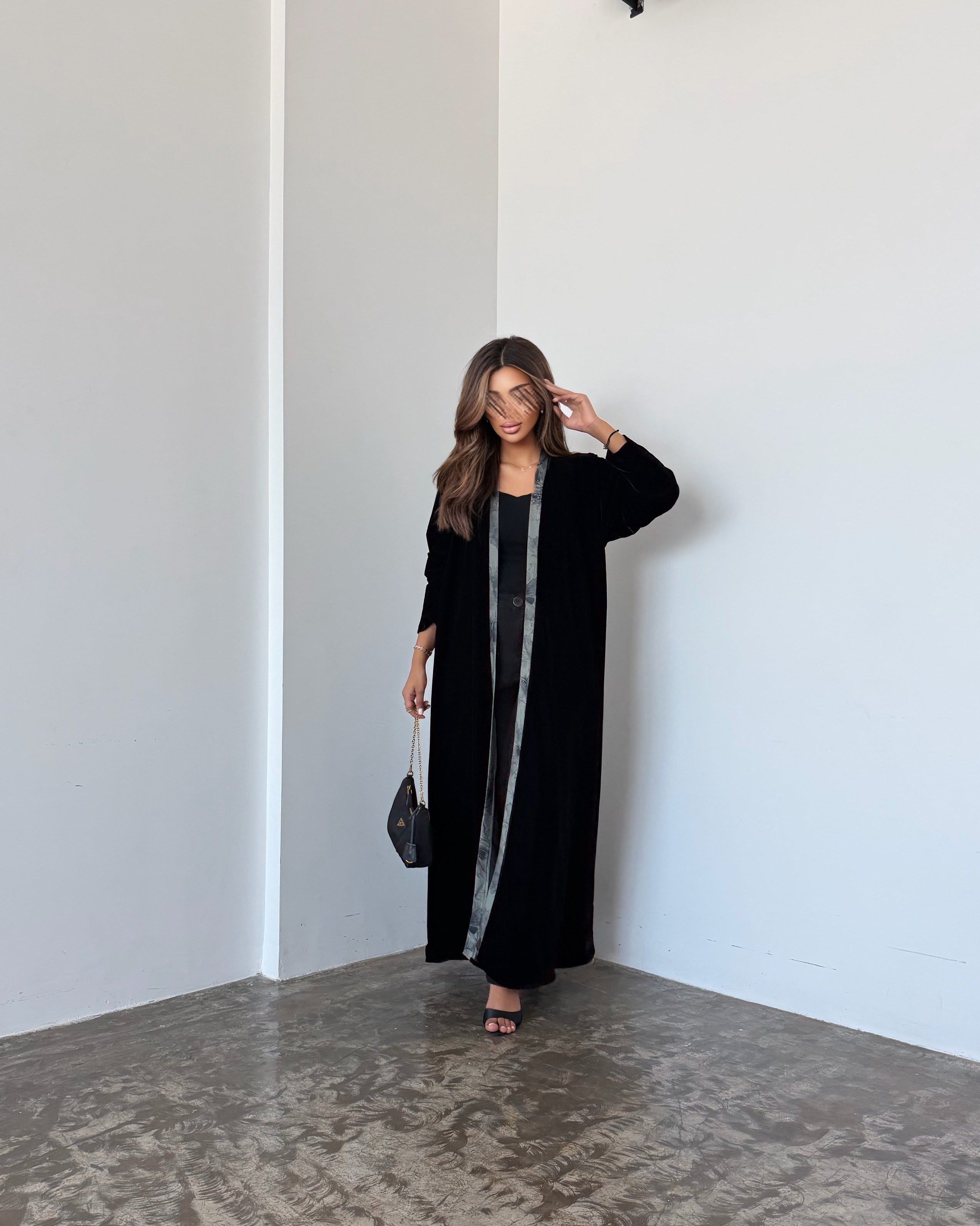 MWT959 - عباية مخمل بقصة مثلث مع اضافة حرير زيتي من الخلف