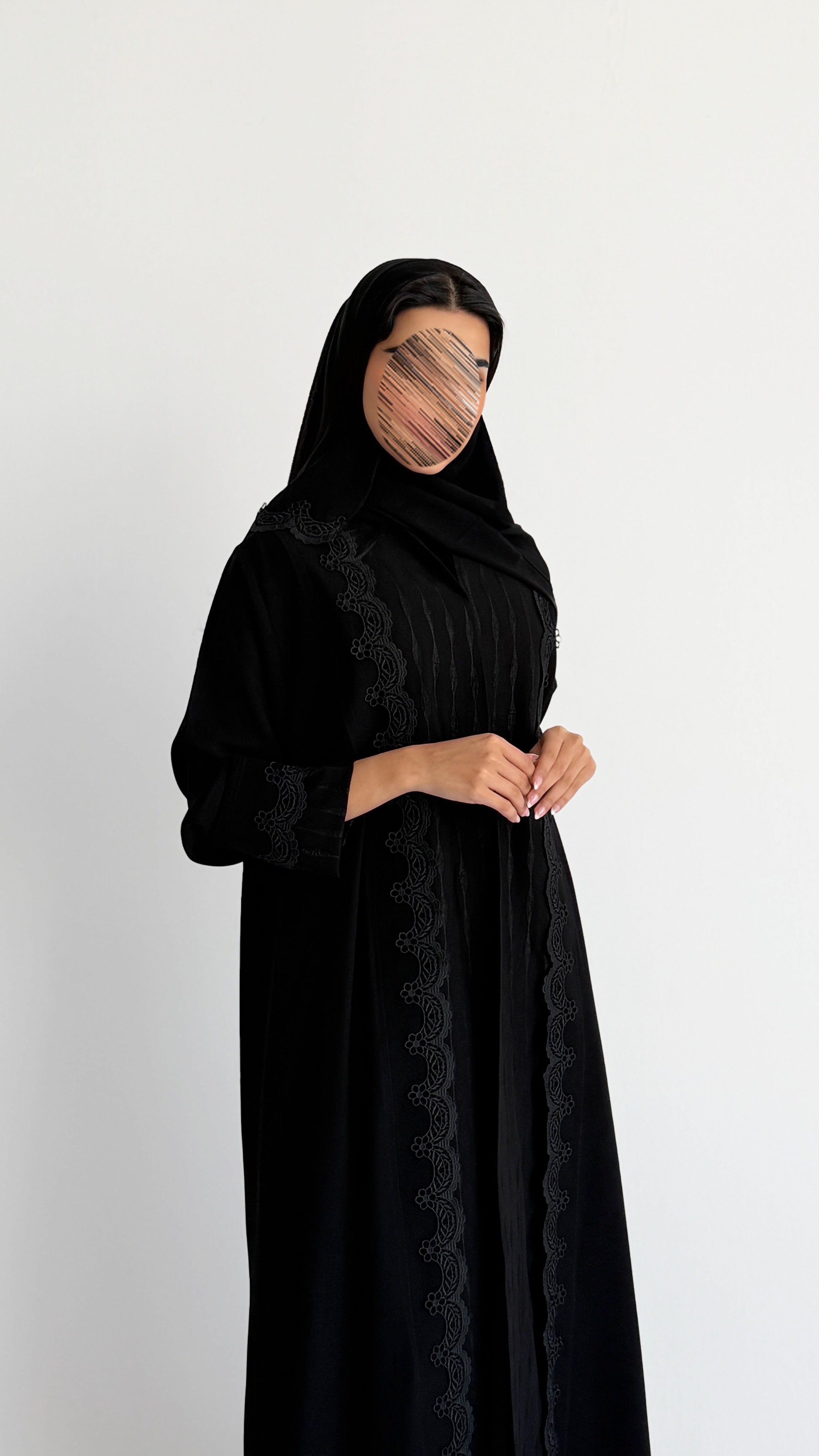 MWT2084 - عباية سوداء بتطريز وكسرات ناعمة - Aya