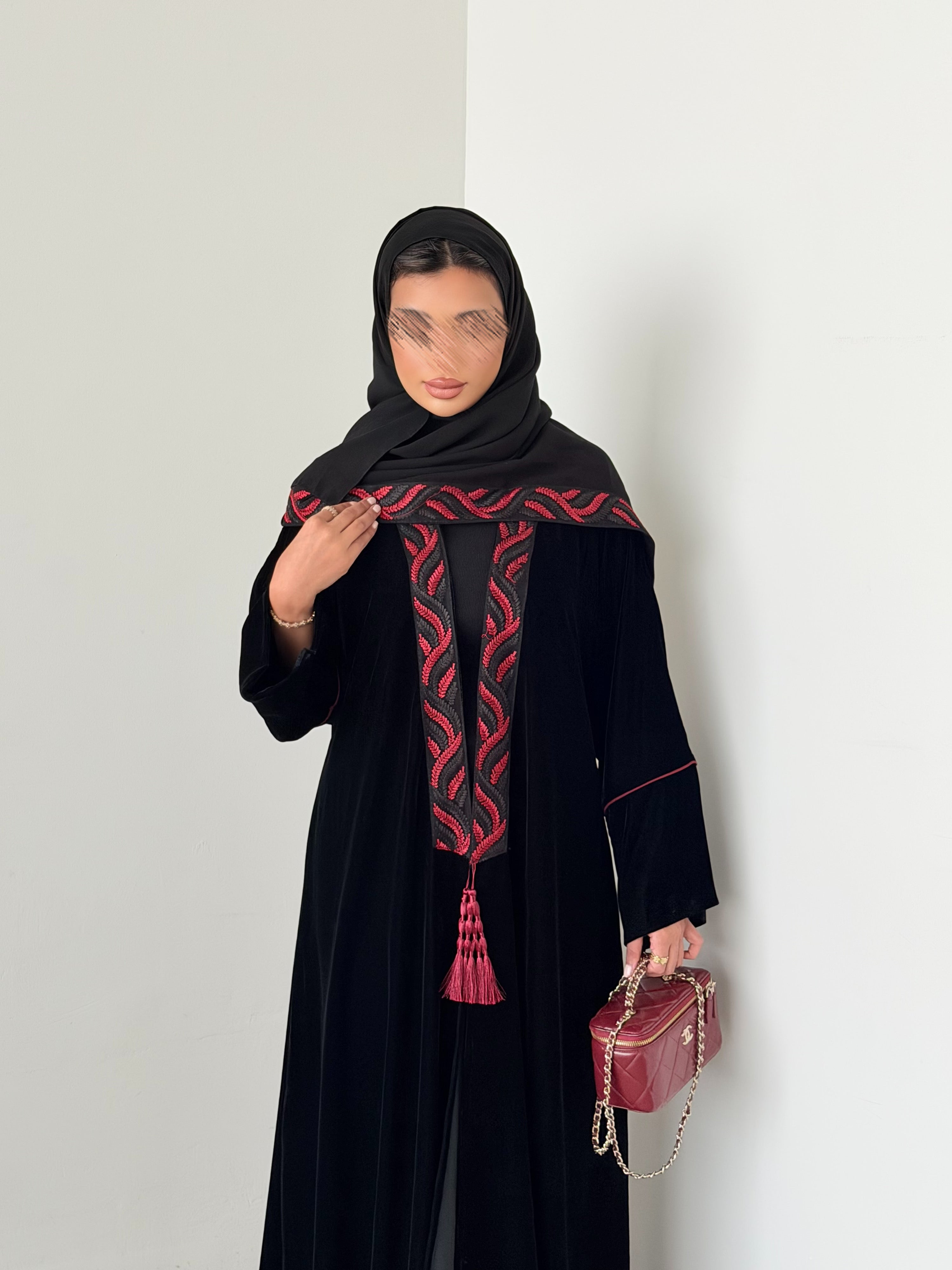 MWT967 - عبايه مخمل مع تدخيله كلفه احمر