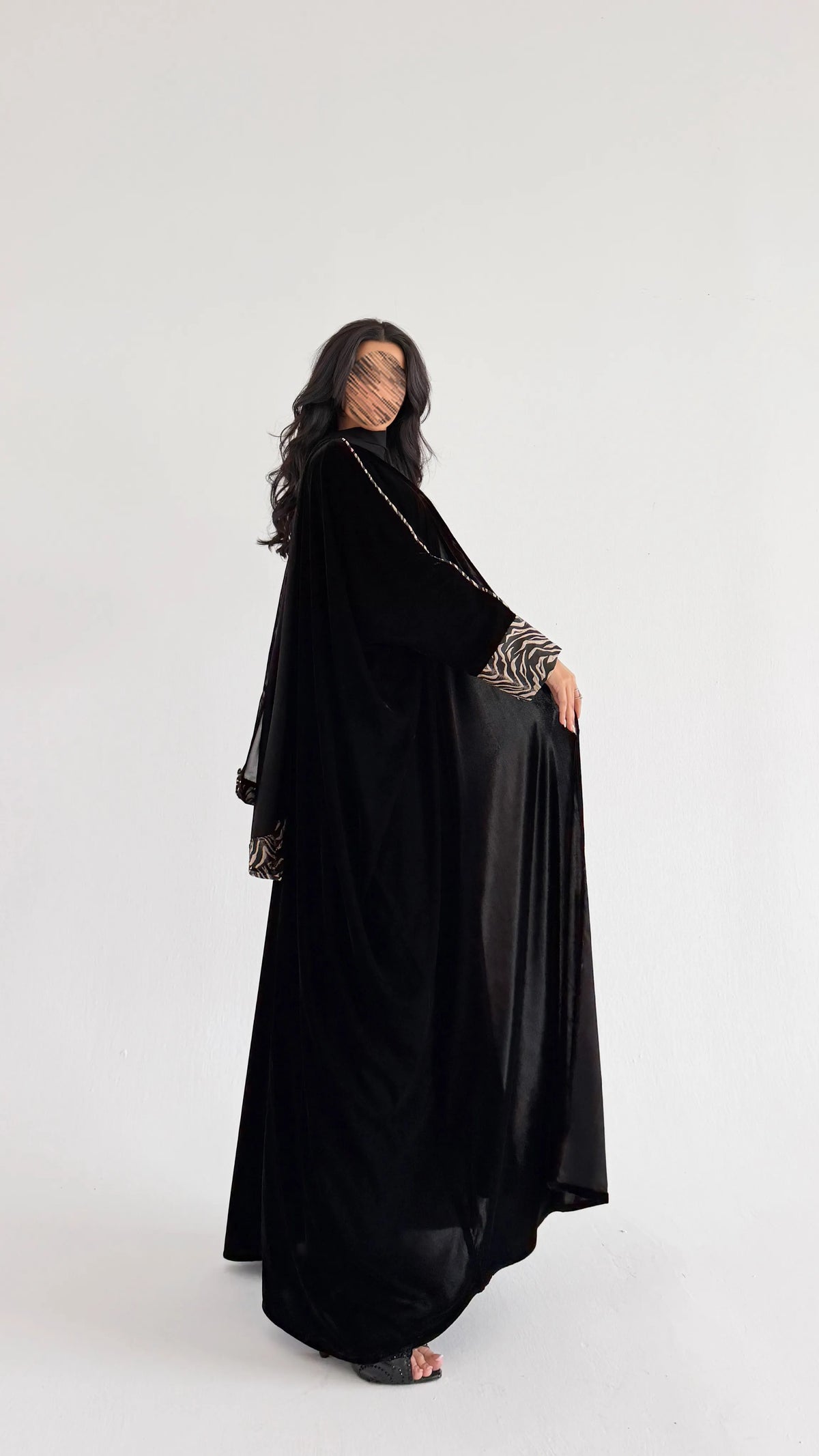 MWT2179 - عباية مخمل أسود مع تدخيله - Aya
