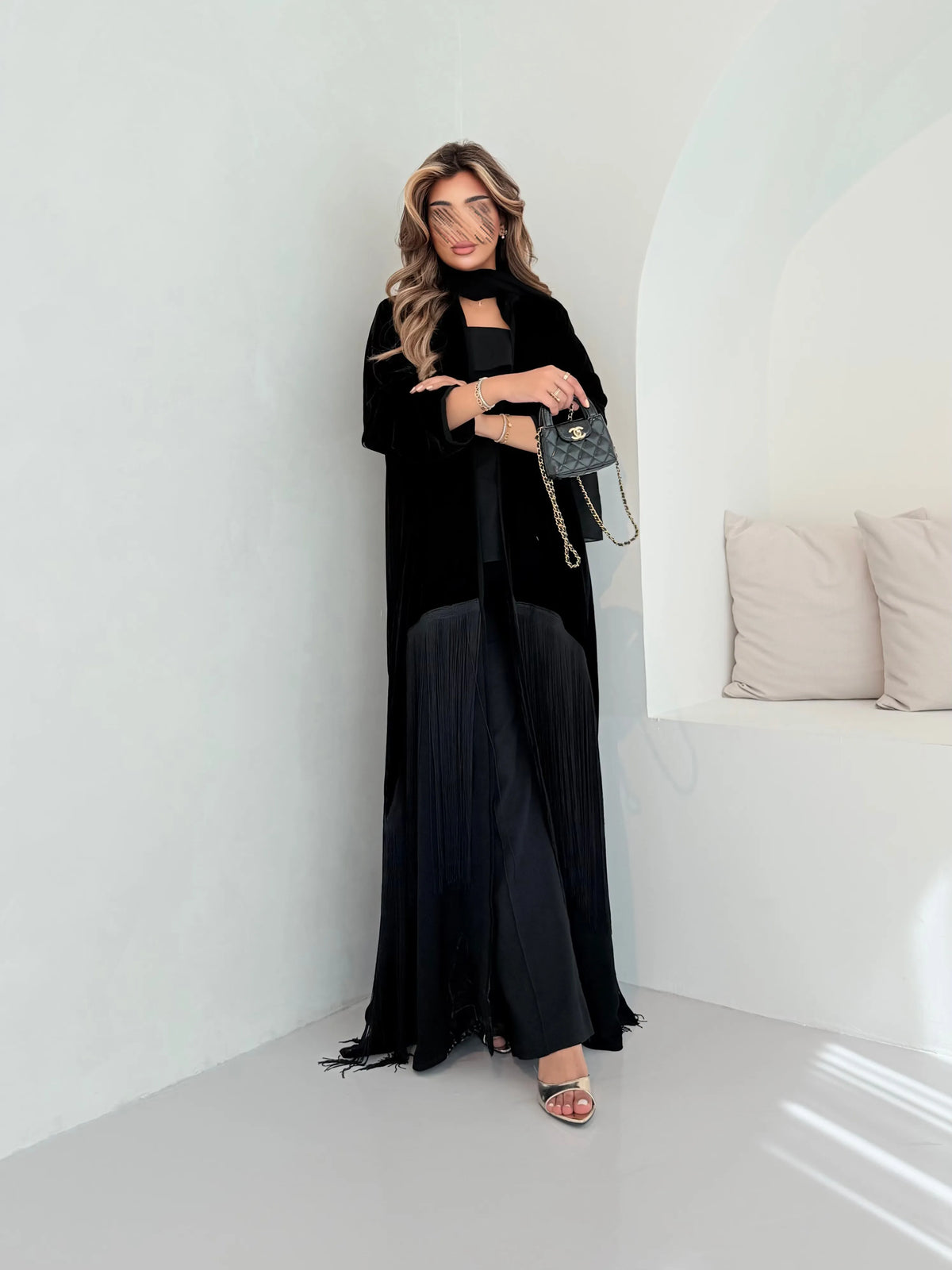 MWT5275 - عباية مخمل اسود مع هدب اسود اسفل العباية - Aya