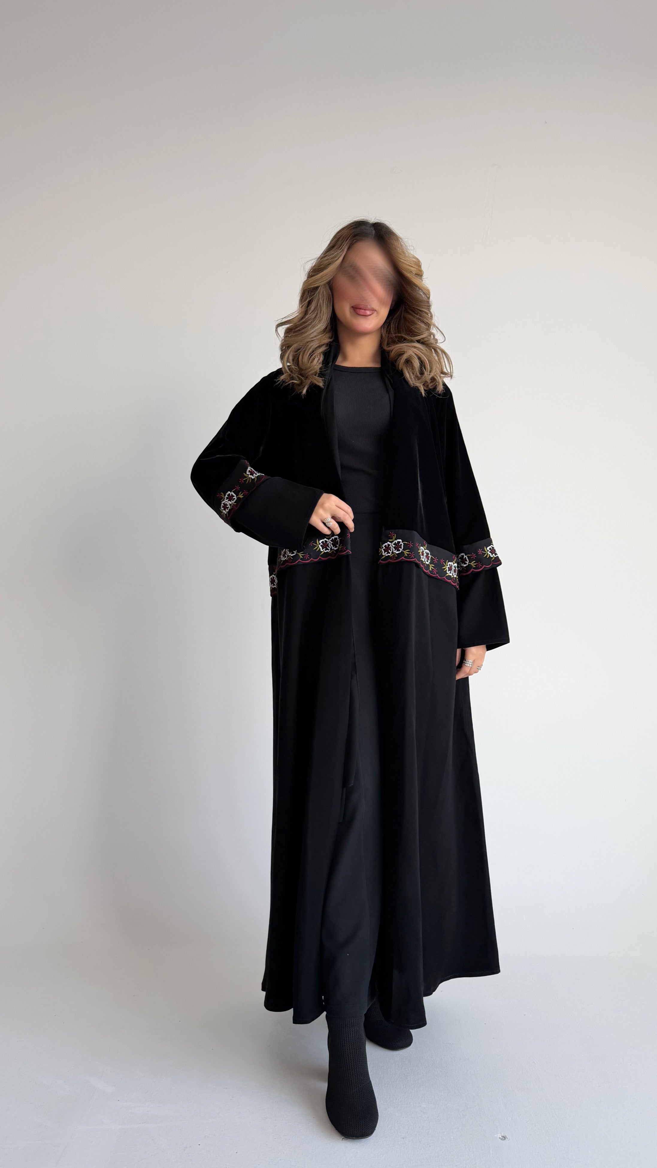 MW1779 - عباية مخمل من تحت قماش كريب الرياض كلفه تطريز كمبيوتر - Aya