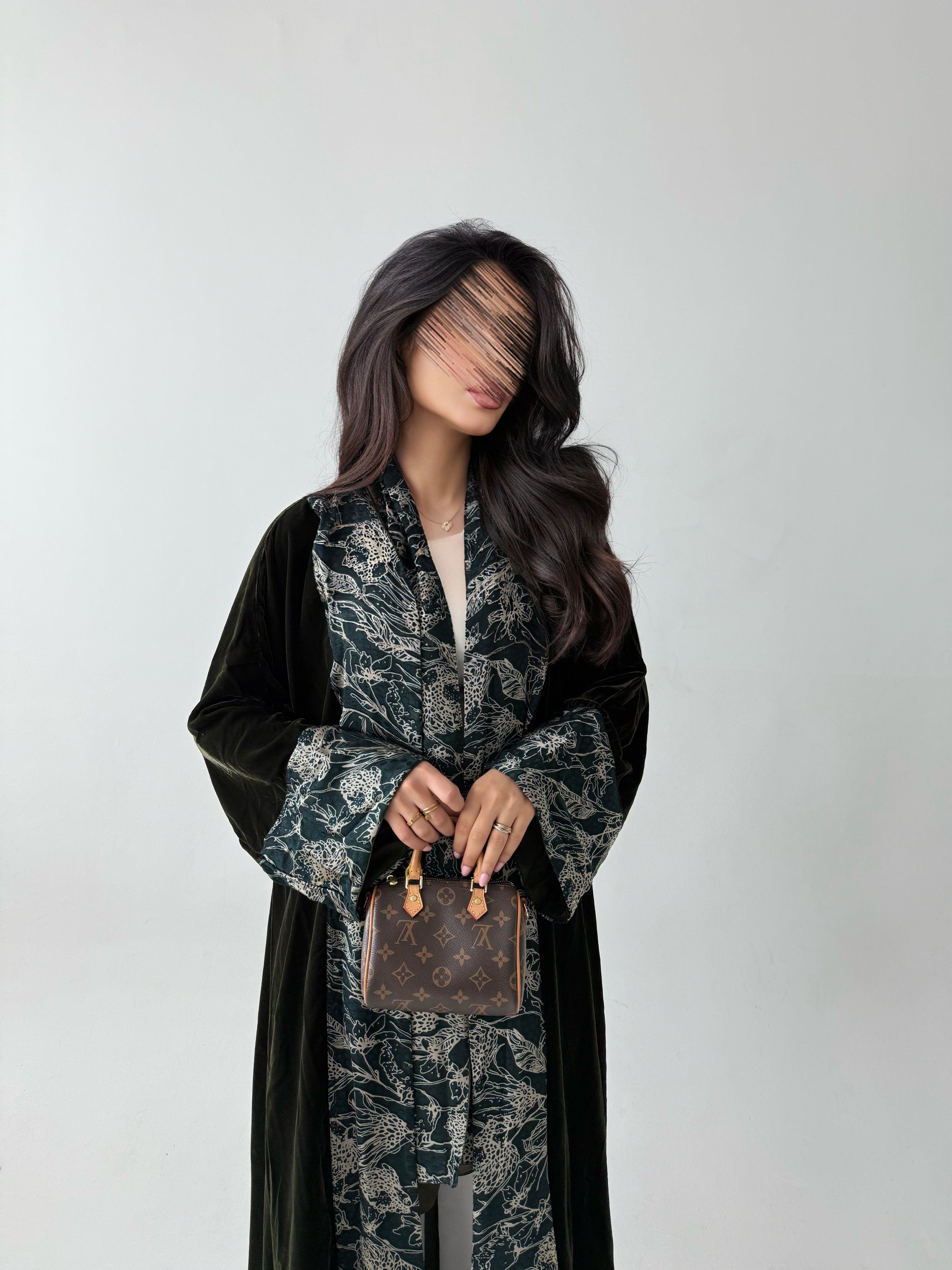 MWT809 - عباية مخمل مع تدخيلة مشجر