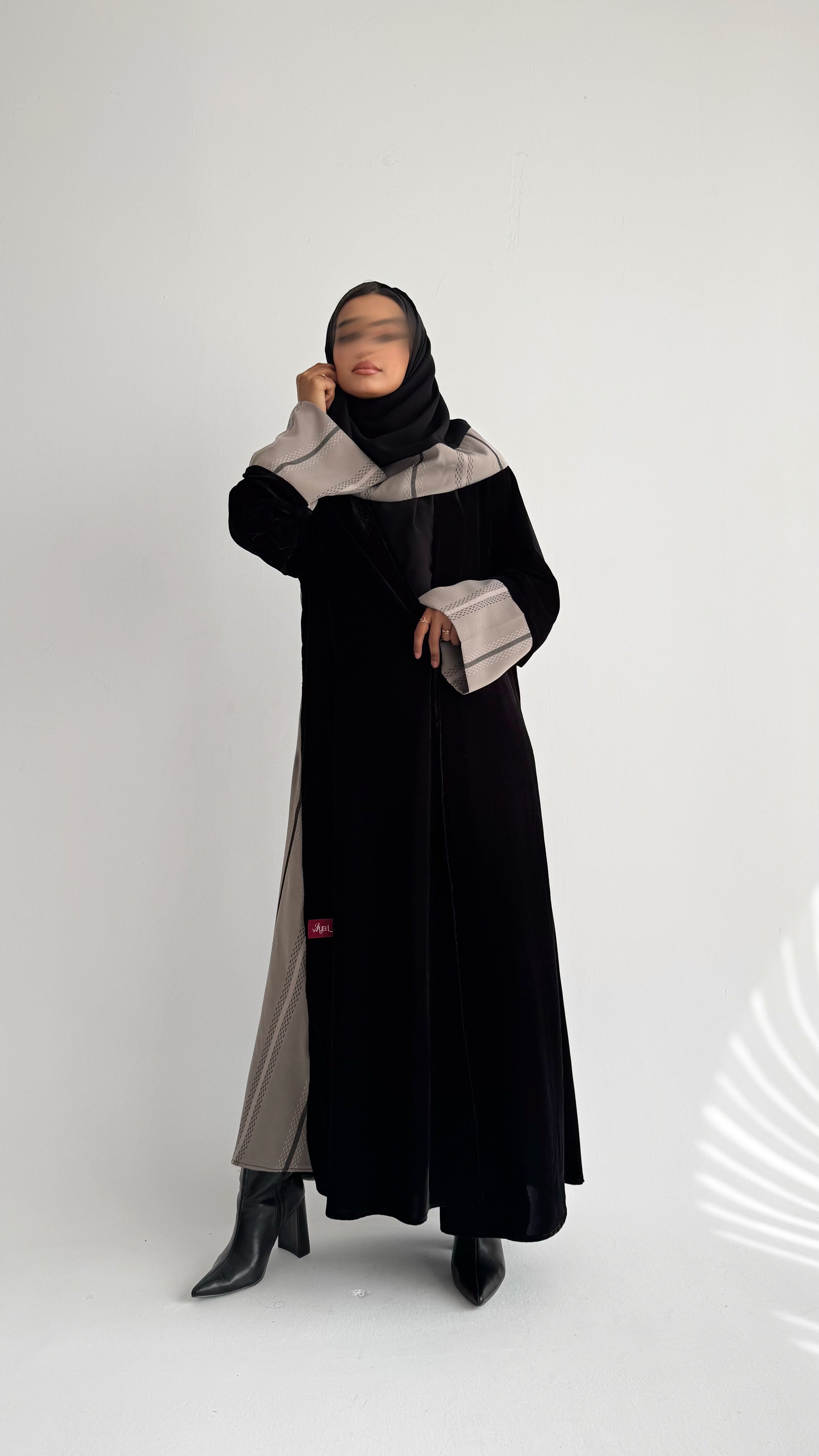 MW1843 - عباية مخمل مع اضافة تدخيلة الجاكار المطرز ليمنحك اطلالة راقية وعصرية - Aya