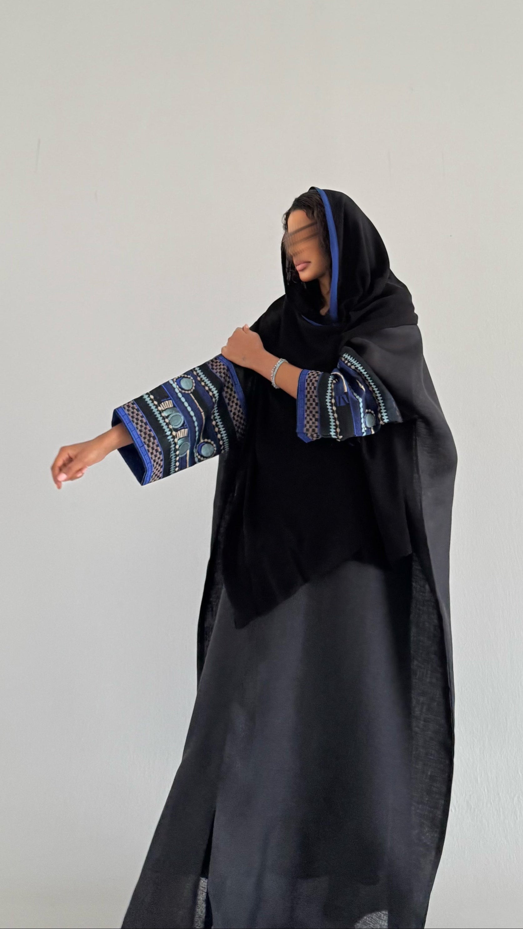 MW1611 - عباية لنن اسود مع تطريز بالأكمام - Aya